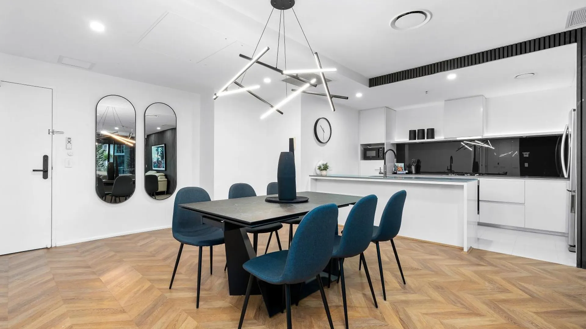 Self-contained At Circle On Cavill - Privately Managed - Wow Apartment
