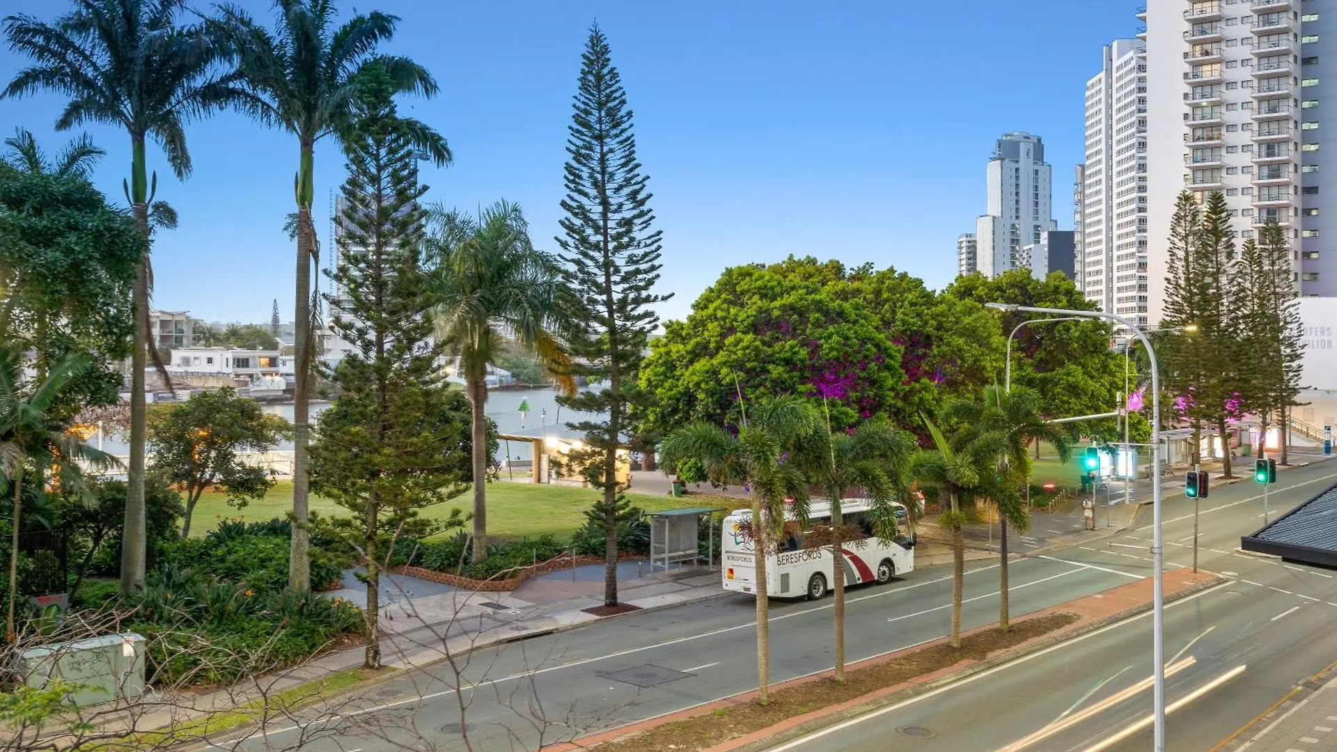 Self-contained At Circle On Cavill - Privately Managed - Wow Apartment *