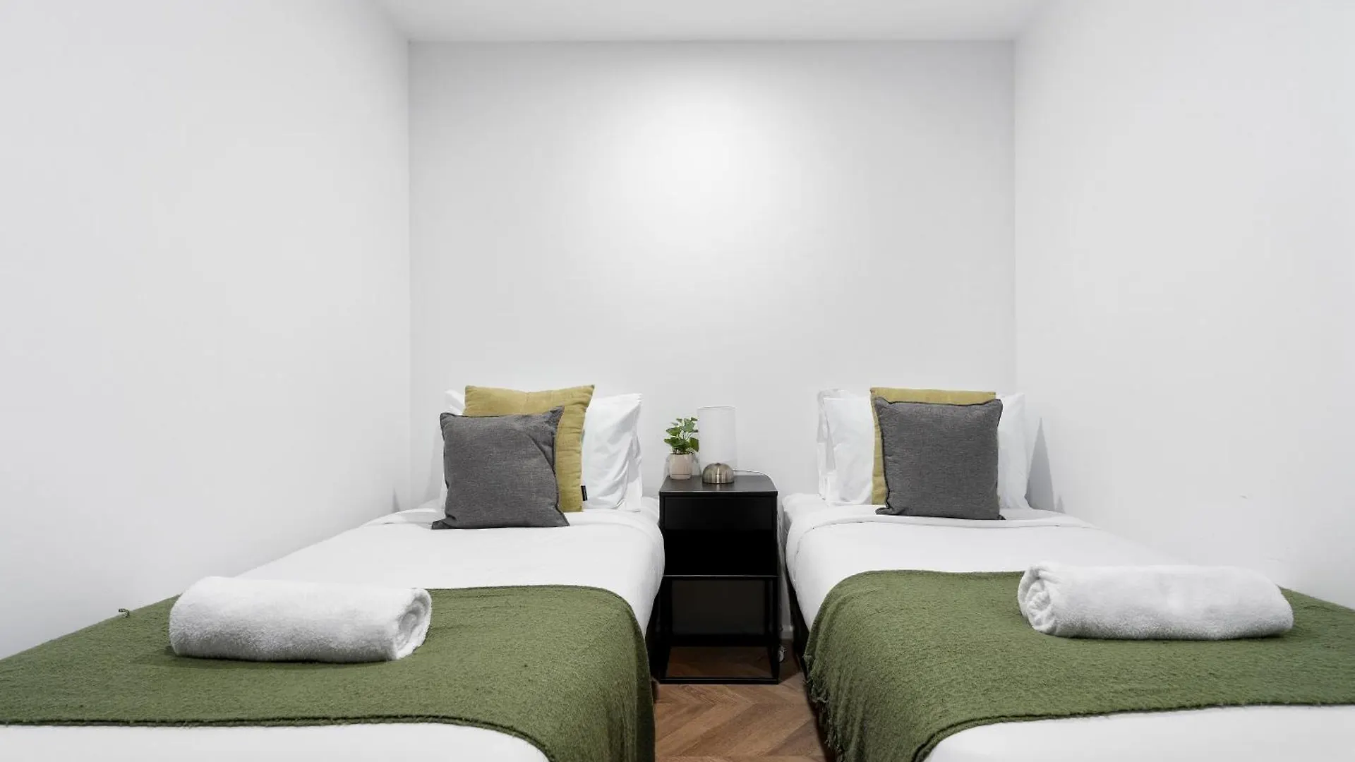 Self-contained At Circle On Cavill - Privately Managed - Wow *