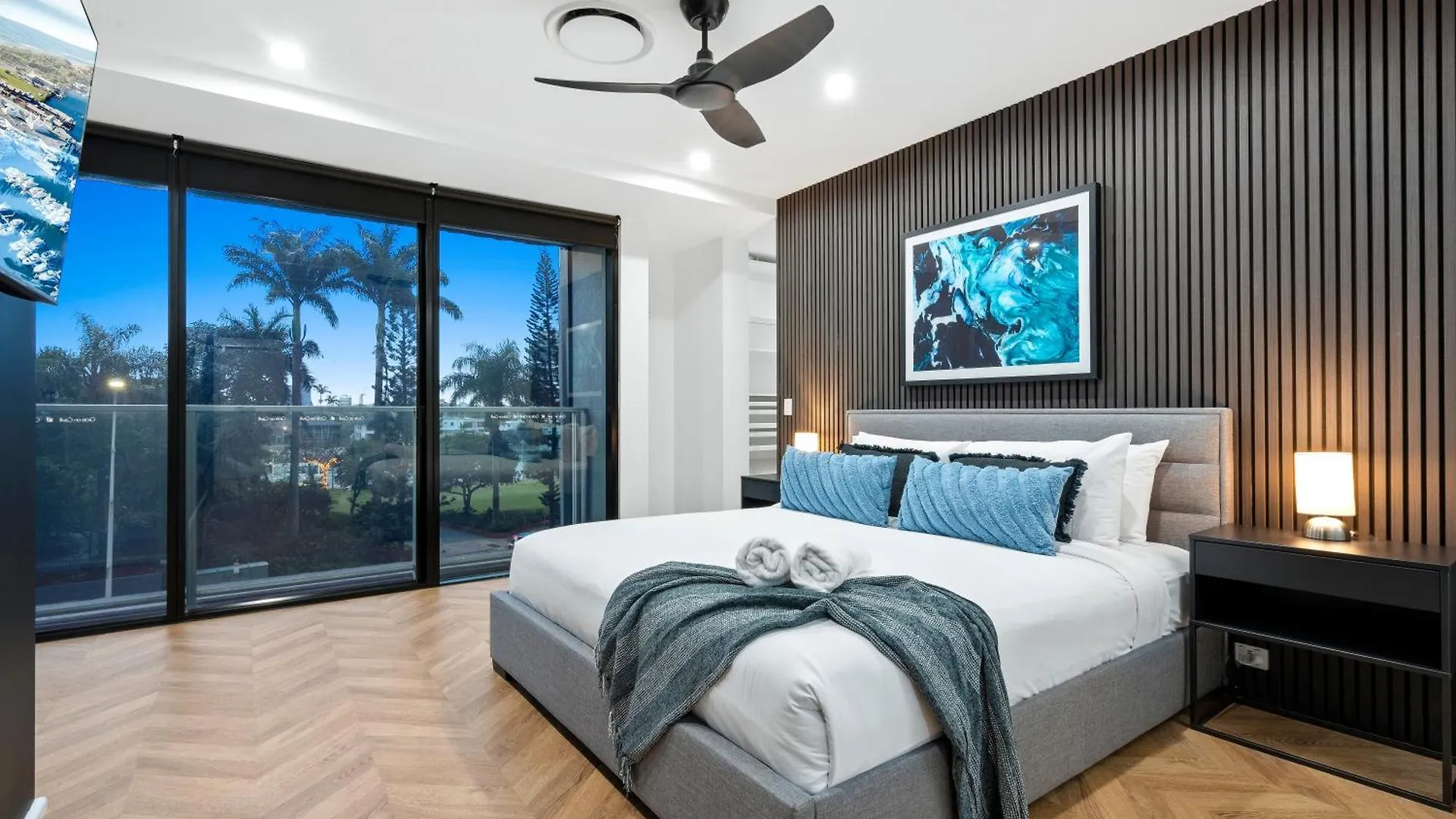 Self-contained At Circle On Cavill - Privately Managed - Wow Apartment