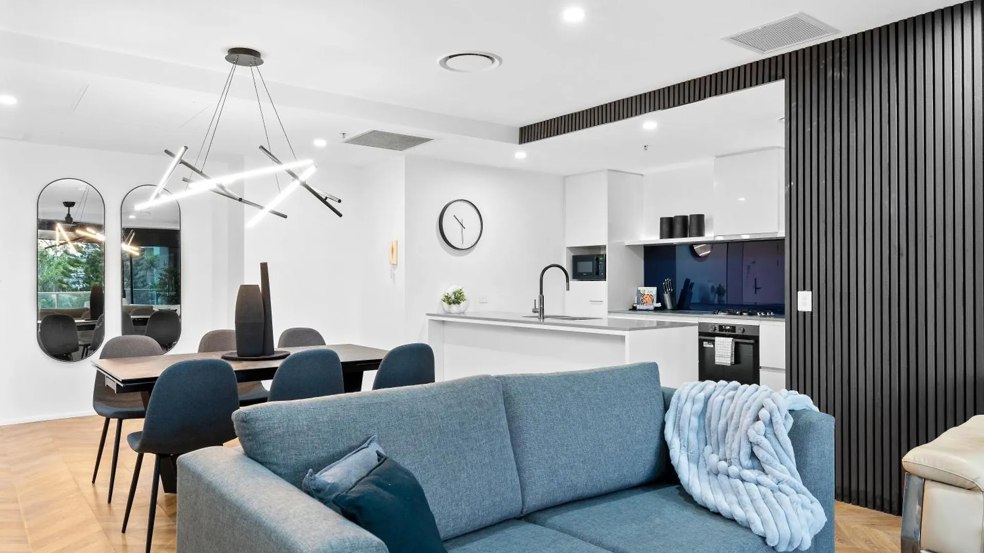 Self-contained At Circle On Cavill - Privately Managed - Wow *