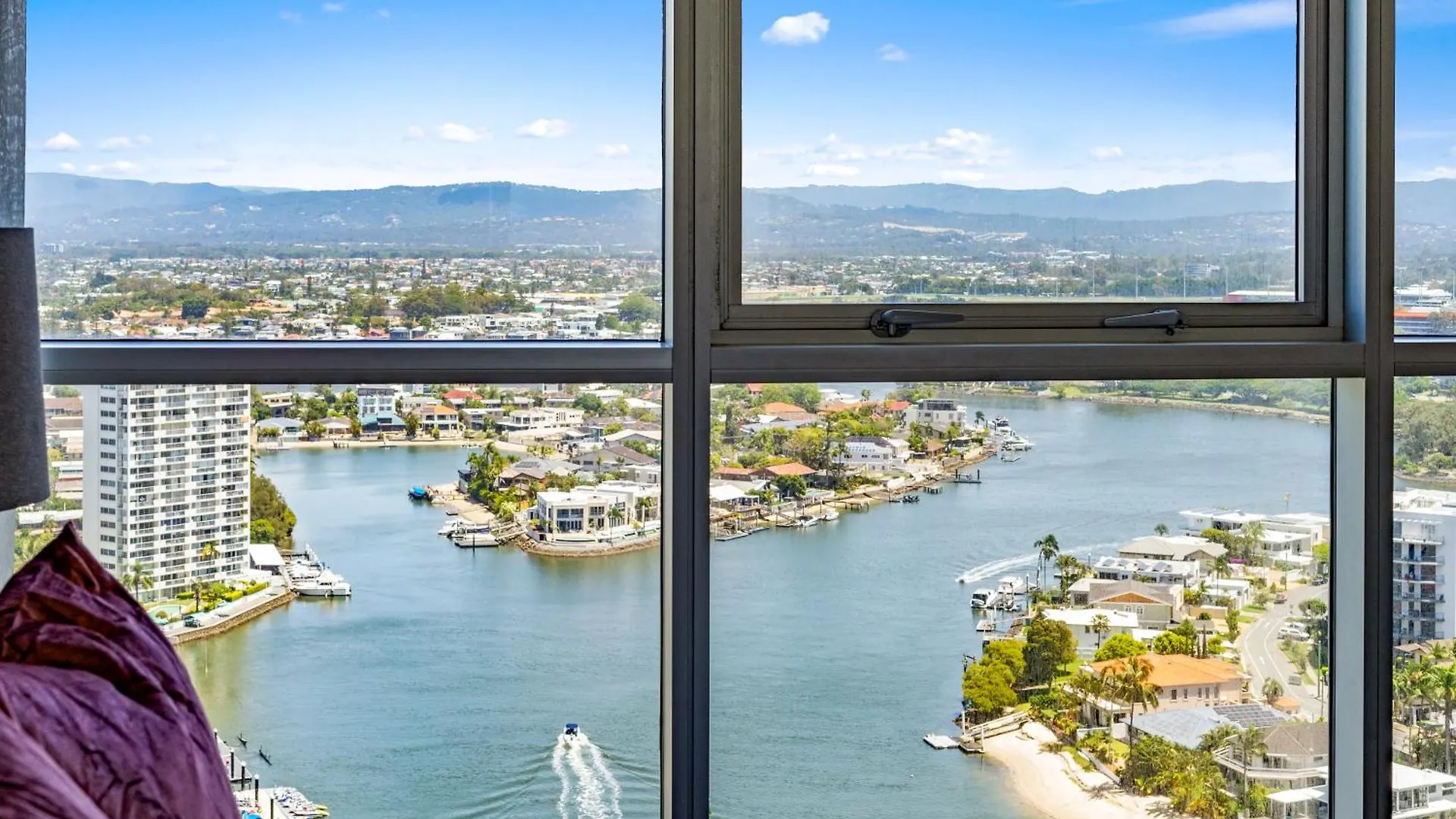 Chevron Renaissance - Self Contained & Privately Managed Apartment *