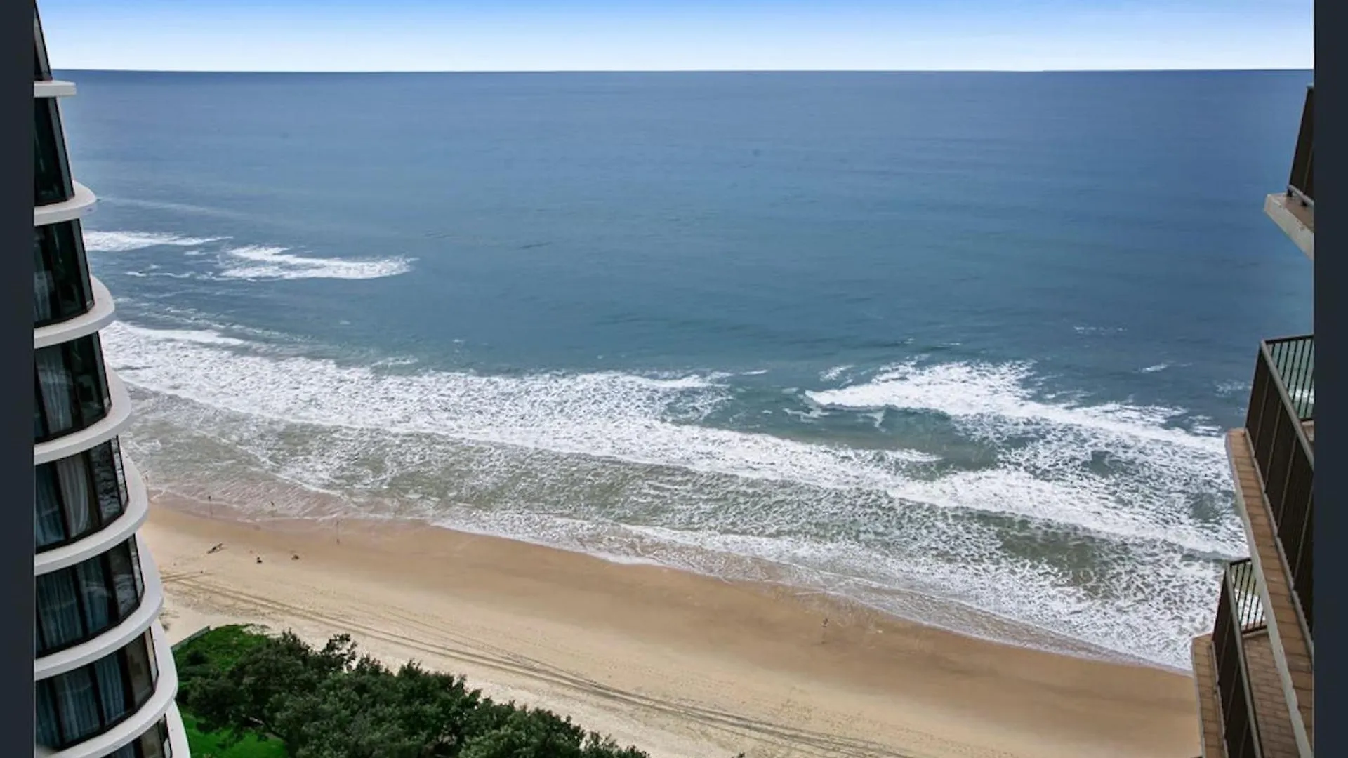 Beachfront Bliss 2br 2bath Ocean Views - Surfers Gold Coast