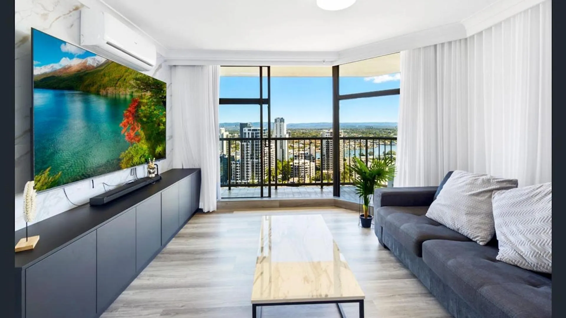 Beachfront Bliss 2br 2bath Ocean Views - Surfers Apartment *