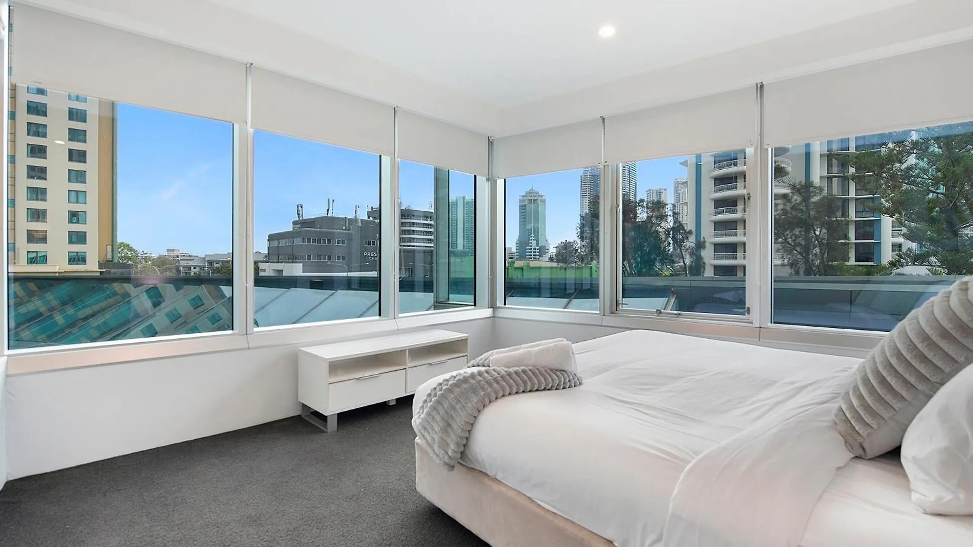 Q Tower In Surfers Paradise - From Level 3 - Self Contained & Privately Managed - Wow Apartment