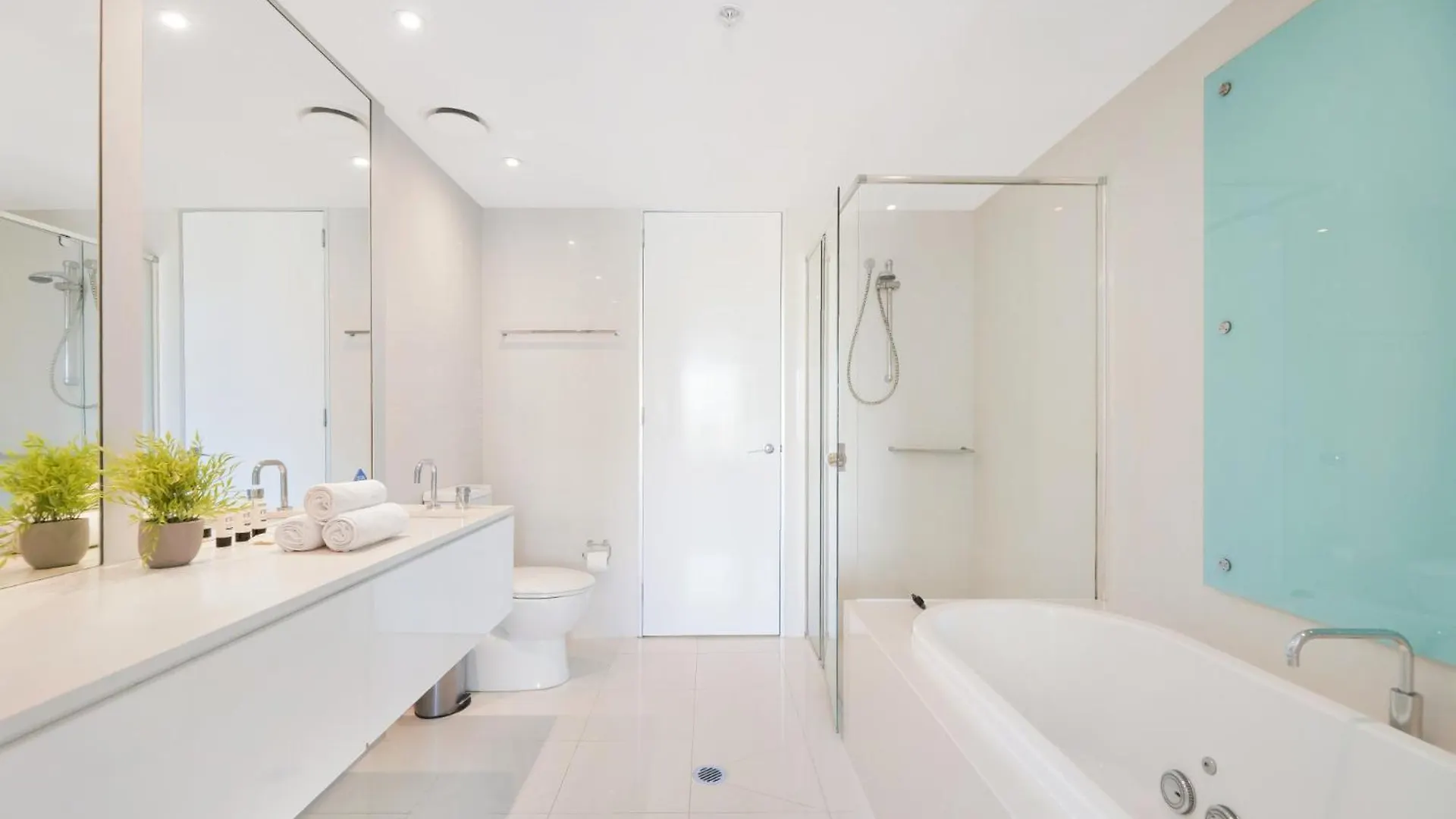 Scenic 2-bed With Pool, Gym & Secure Parking