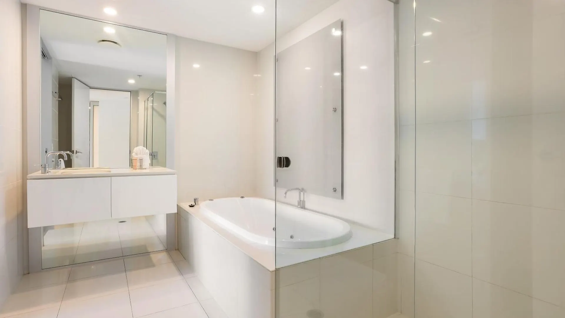 Q Tower Amazing Ocean Views 22nd Level Heated Pools Sleeps 6 - Optimise Gold Coast