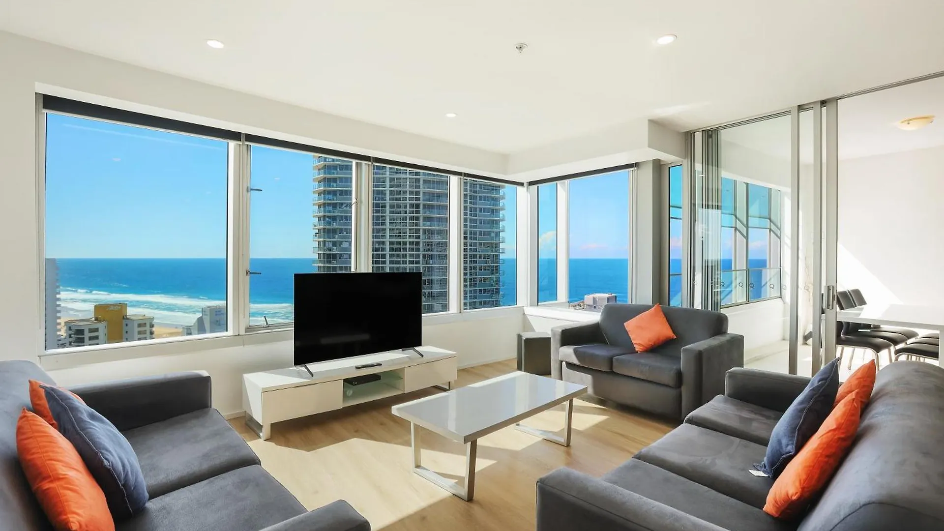 Q Tower Amazing Ocean Views 22nd Level Heated Pools Sleeps 6 - Optimise Apartment Gold Coast
