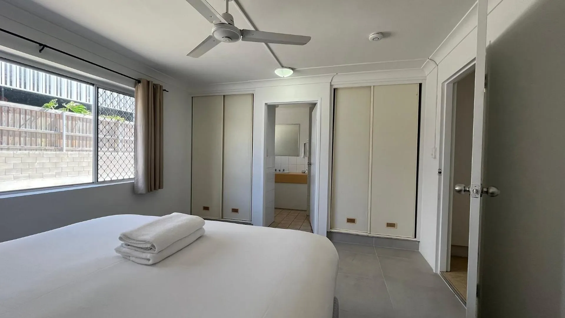 モーテル Browns Broadbeach 3*
