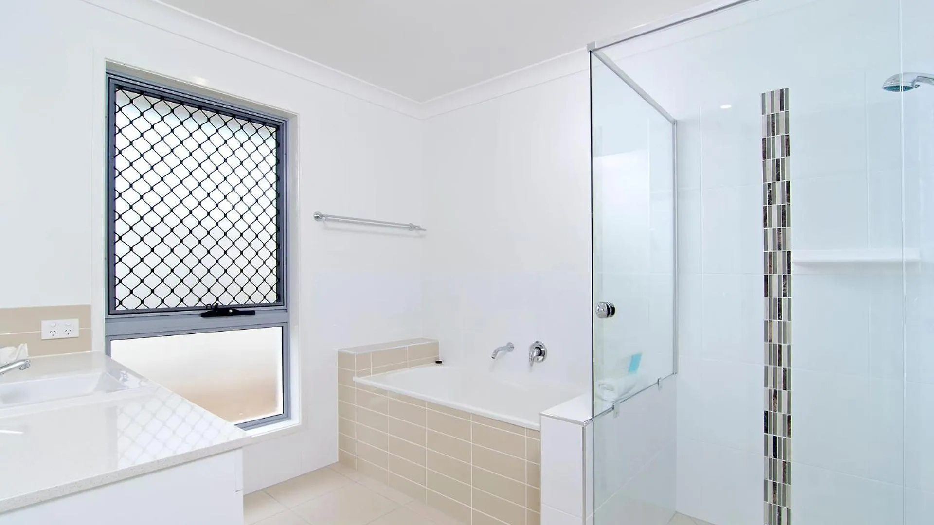 Holiday home Sentosa On Tugun - Beachfront 5 Bedroom