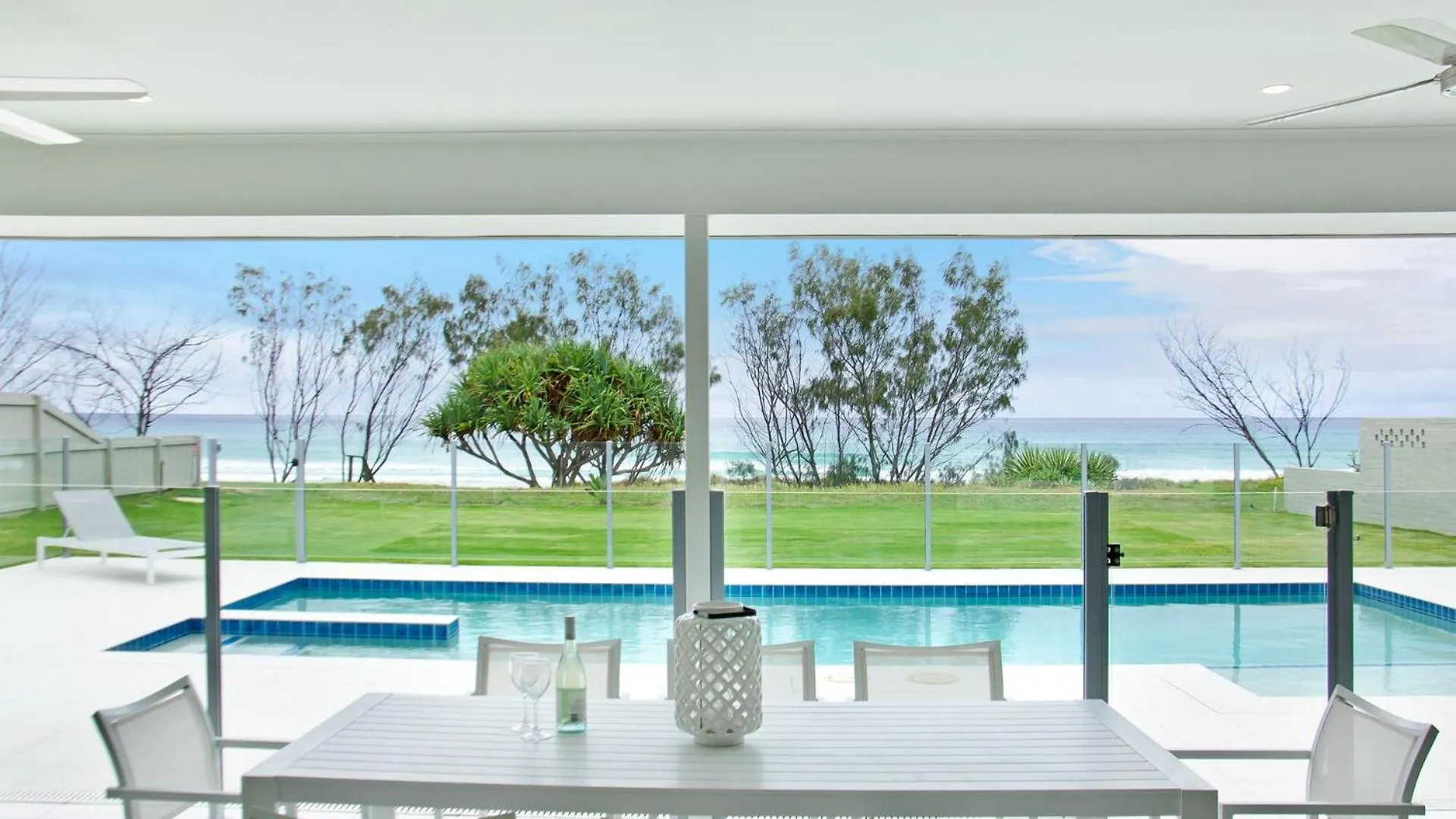 Sentosa On Tugun - Beachfront 5 Bedroom Holiday home *