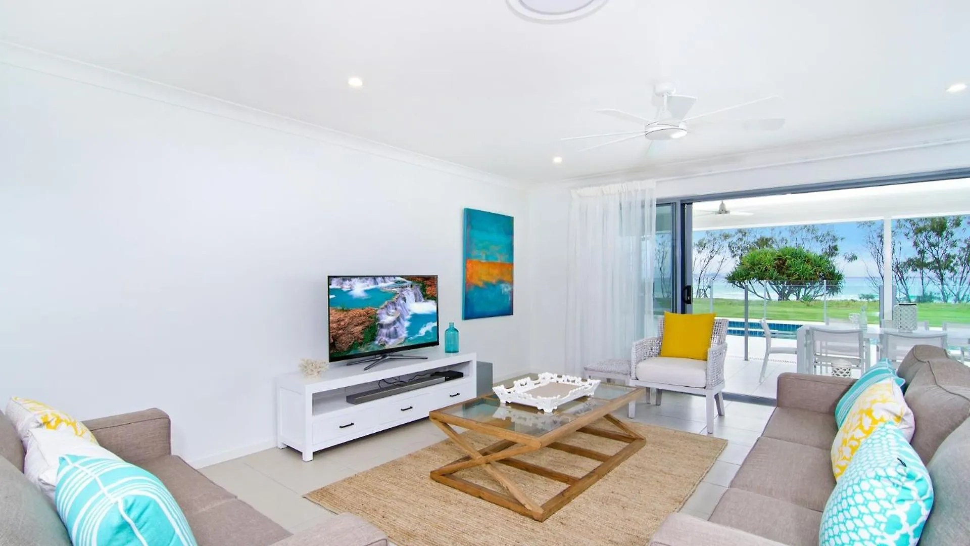 Holiday home Sentosa On Tugun - Beachfront 5 Bedroom *
