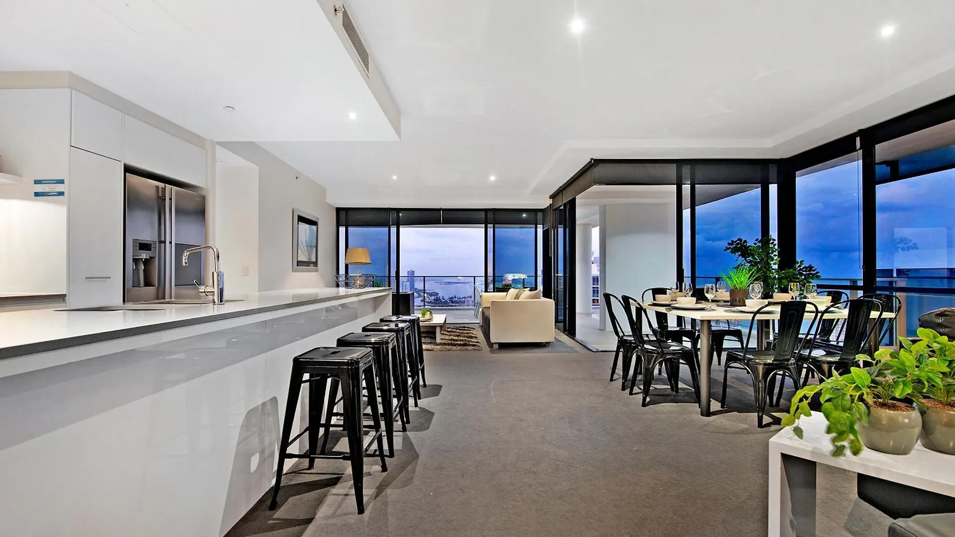 Apartment Circle On Cavill Sky High Ocean View Sub-penthouses - Self Contained & Privately Managed - Wow *