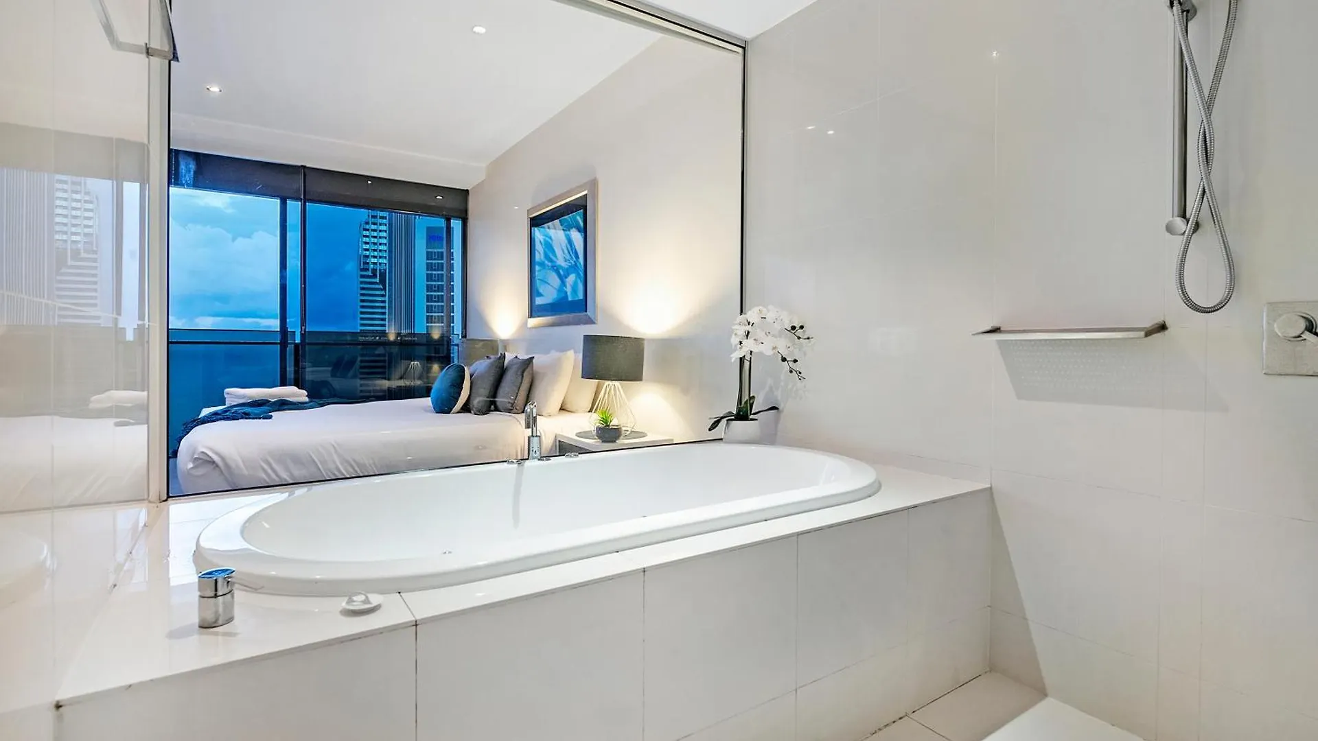 Circle On Cavill Sky High Ocean View Sub-penthouses - Self Contained & Privately Managed - Wow