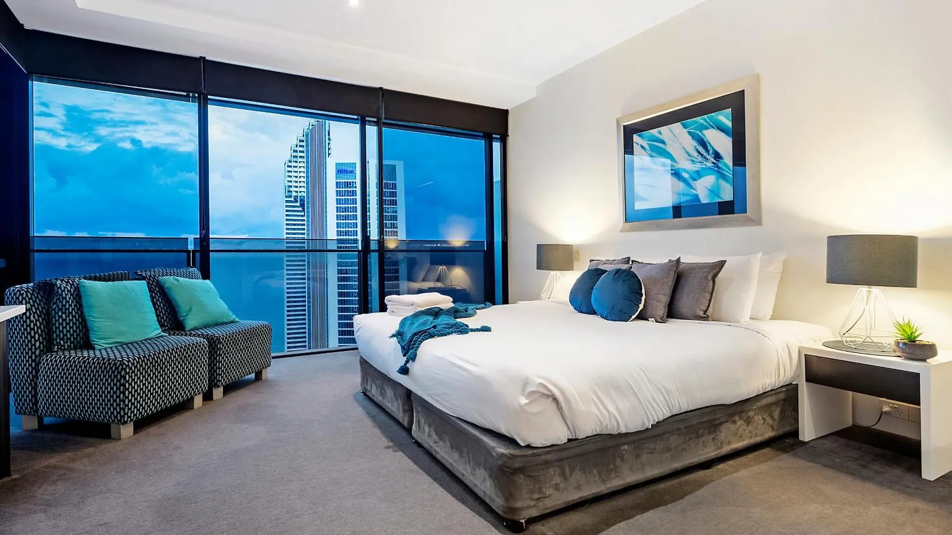 Apartment Circle On Cavill Sky High Ocean View Sub-penthouses - Self Contained & Privately Managed - Wow
