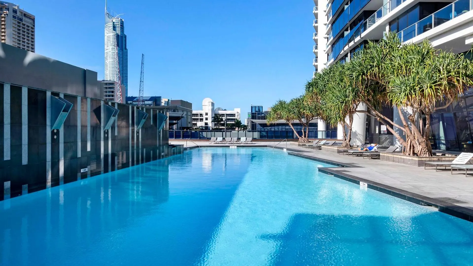 Apartment Circle On Cavill Sky High Ocean View Sub-penthouses - Self Contained & Privately Managed - Wow *