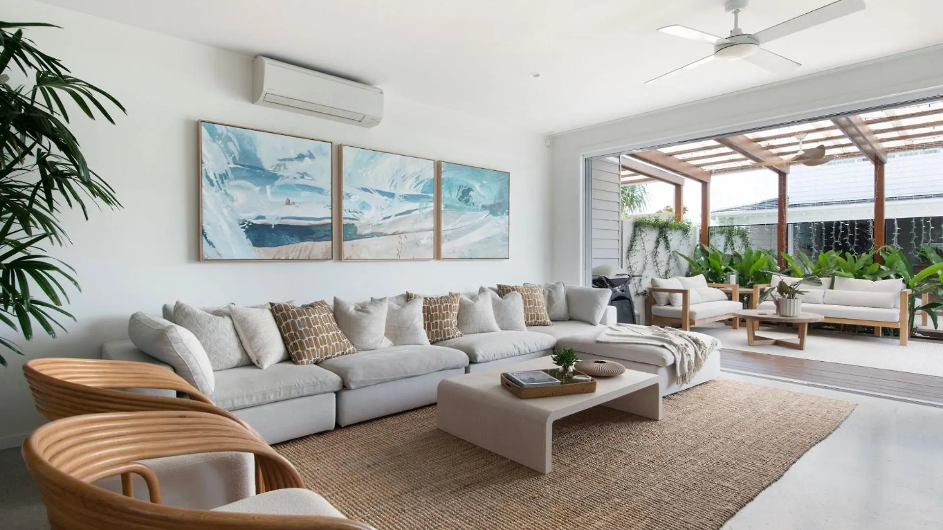 Luxury Tri-level Duplex In Mermaid - Coasthm Holiday home Gold Coast