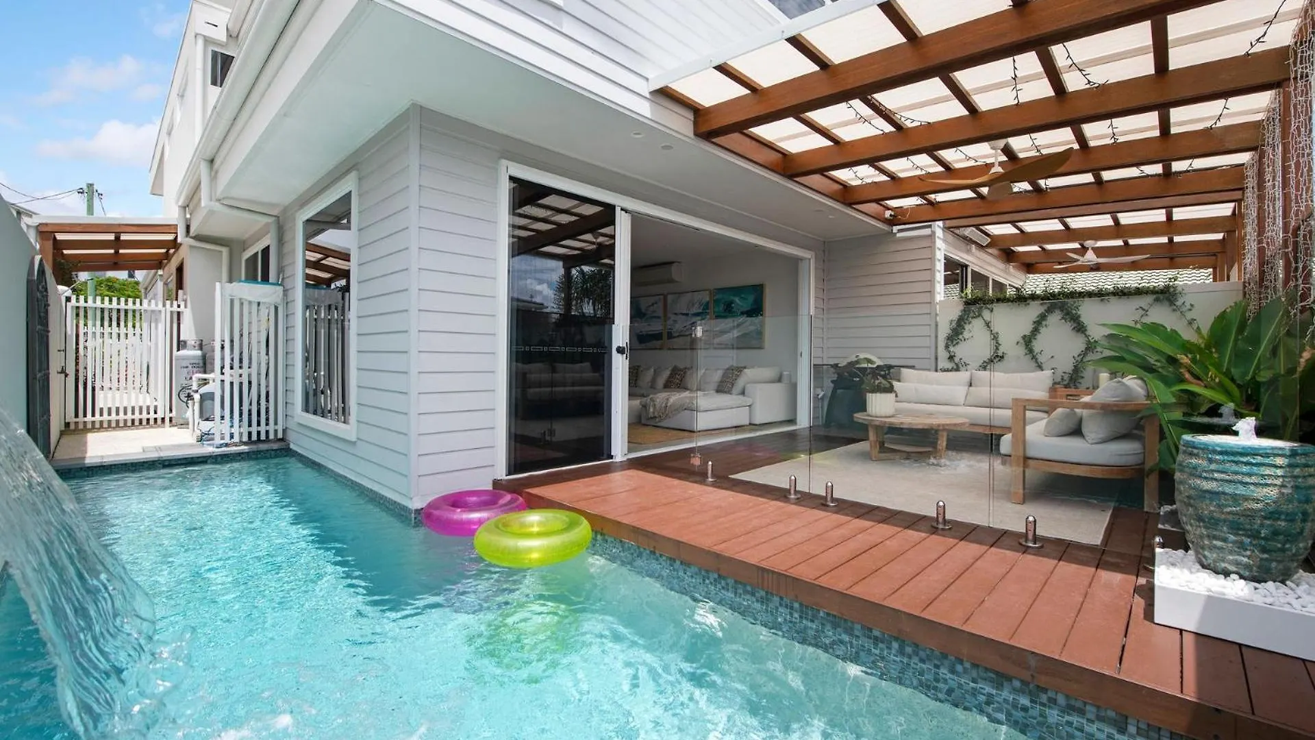 Luxury Tri-level Duplex In Mermaid - Coasthm Holiday home
