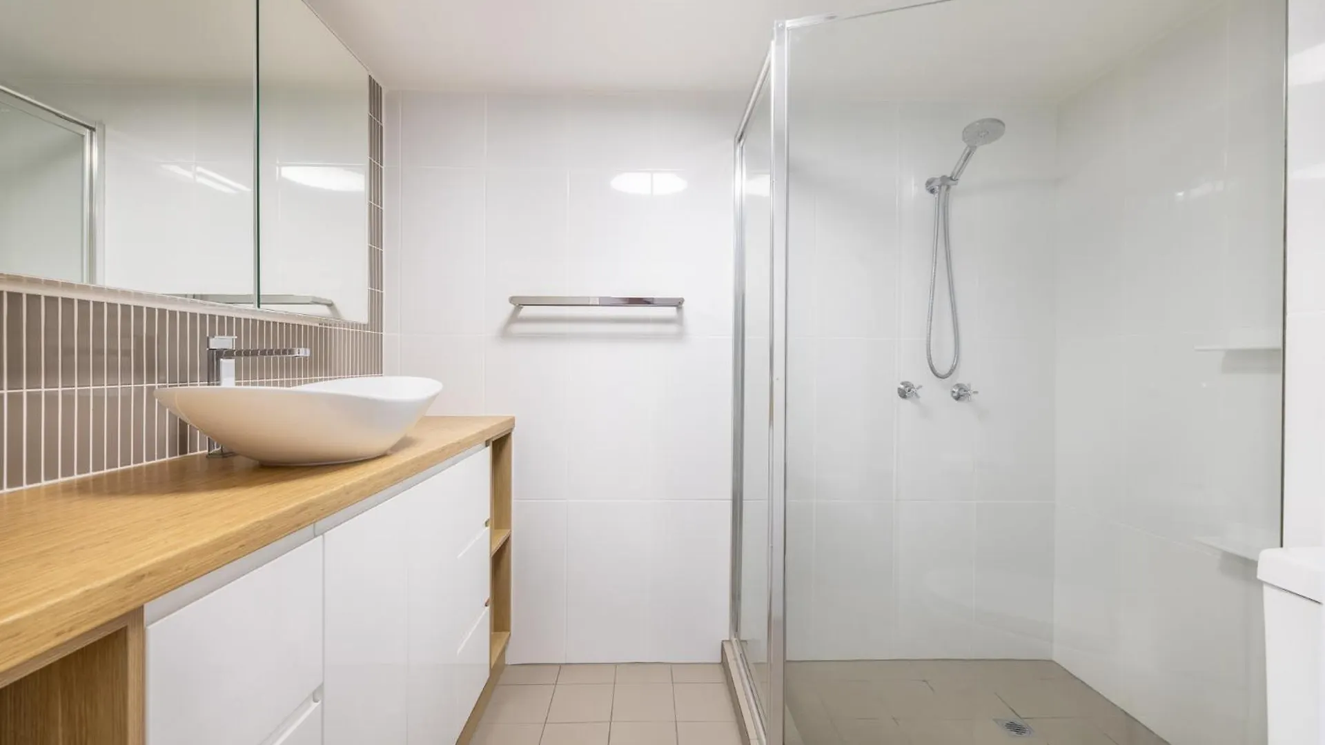 Waterfront 3-br In The Heart Of The Apartment *