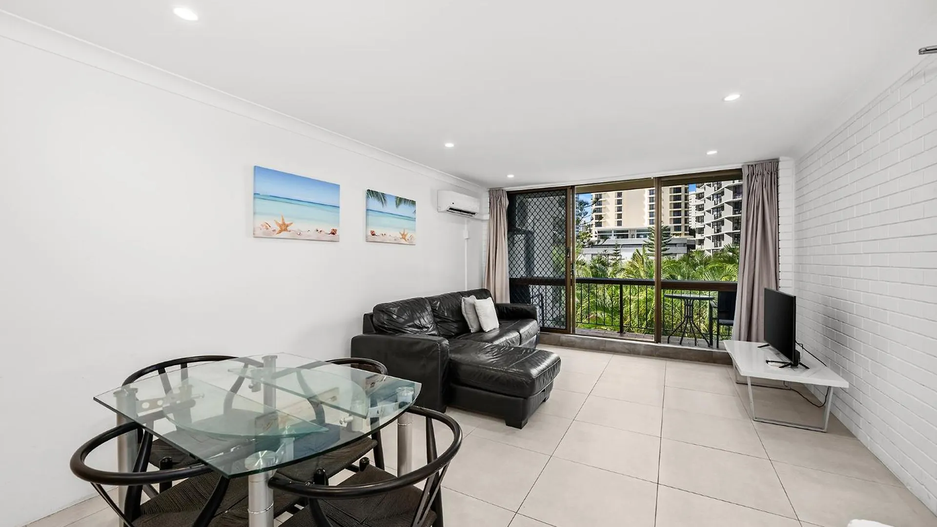 Surfers Paradise- Meters From The Beach!