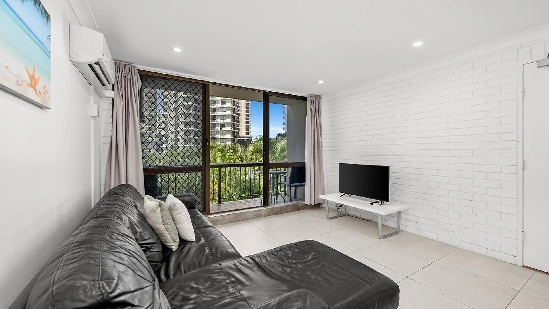 Apartment Surfers Paradise- Meters From The Beach! *