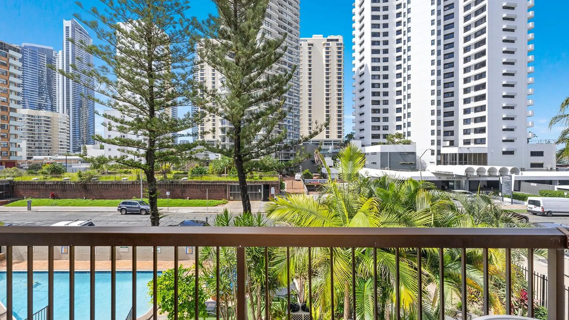 Surfers Paradise- Meters From The Beach!