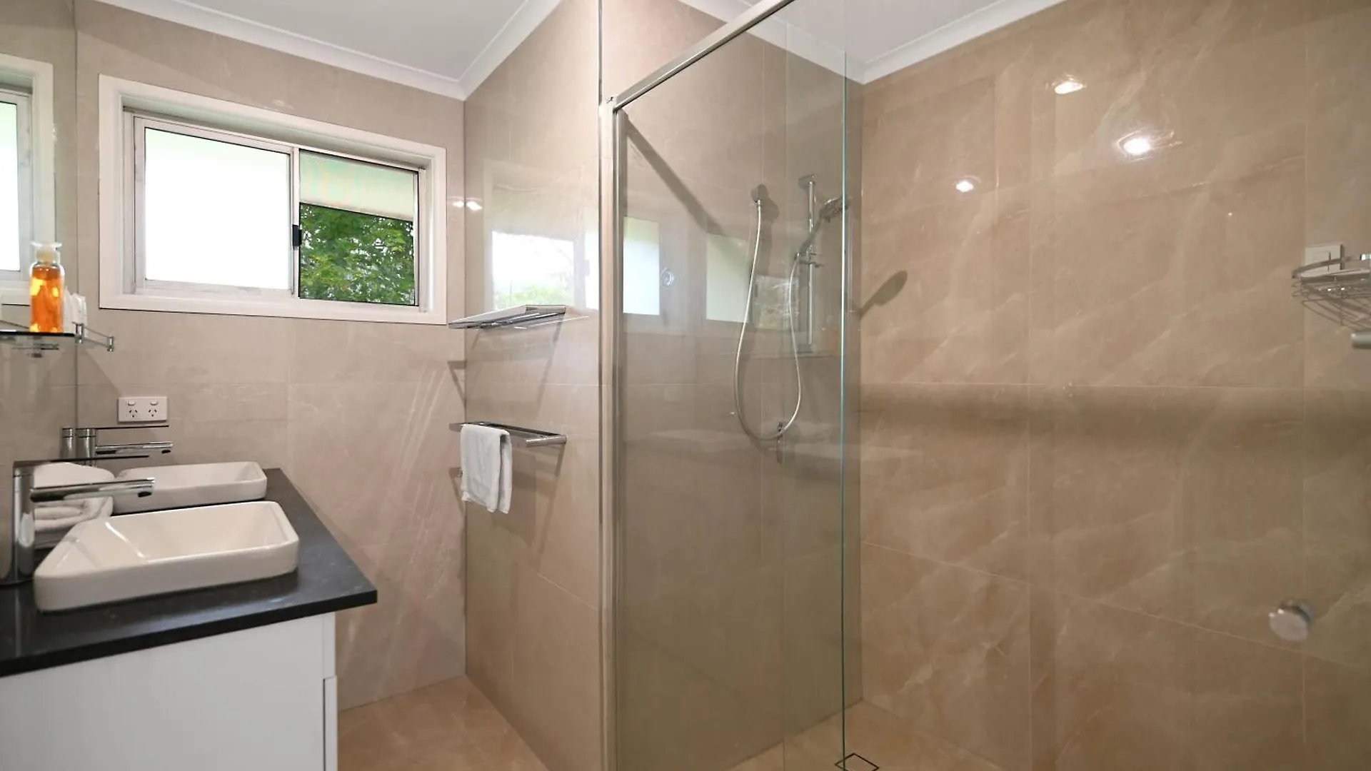 Located 3 Bedroom Unit In Southport Appartement *