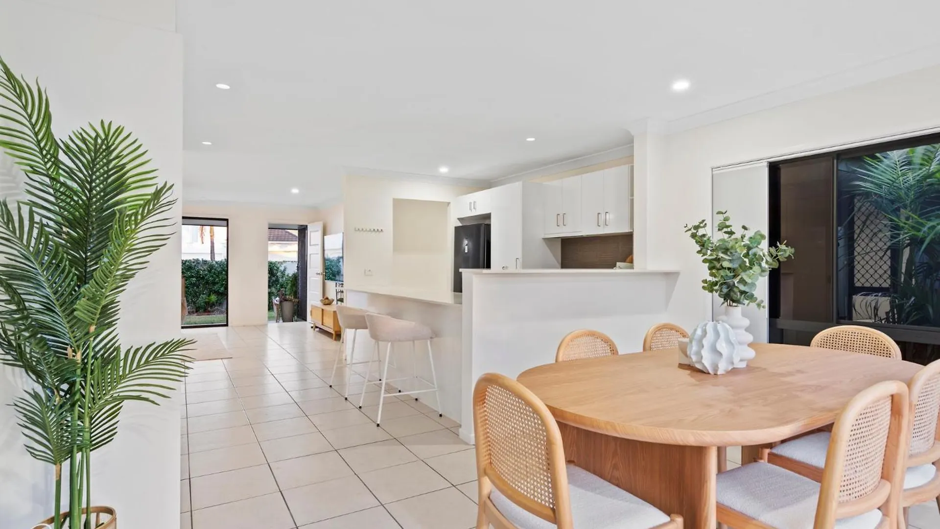 Lux Waterfront Villa With Magnesium Spa - The Goldie * Gold Coast