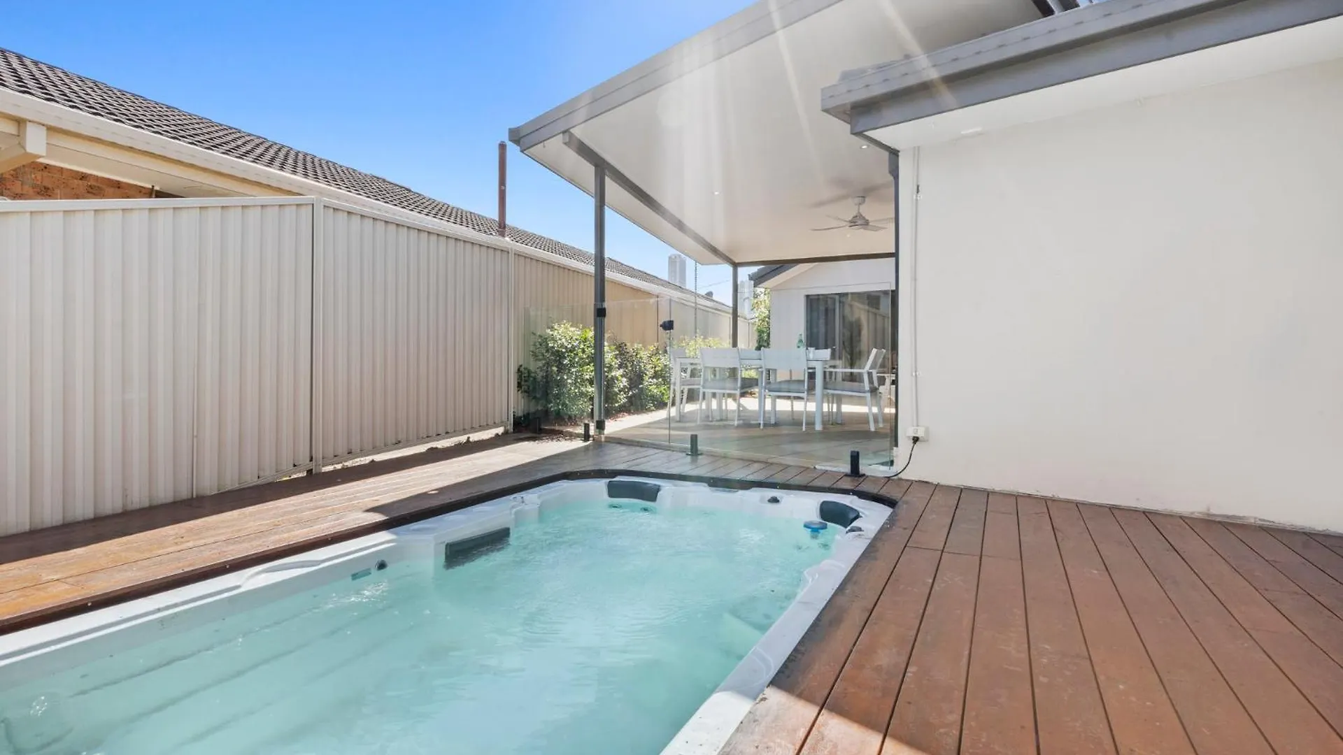 Lux Waterfront Villa With Magnesium Spa - The Goldie *