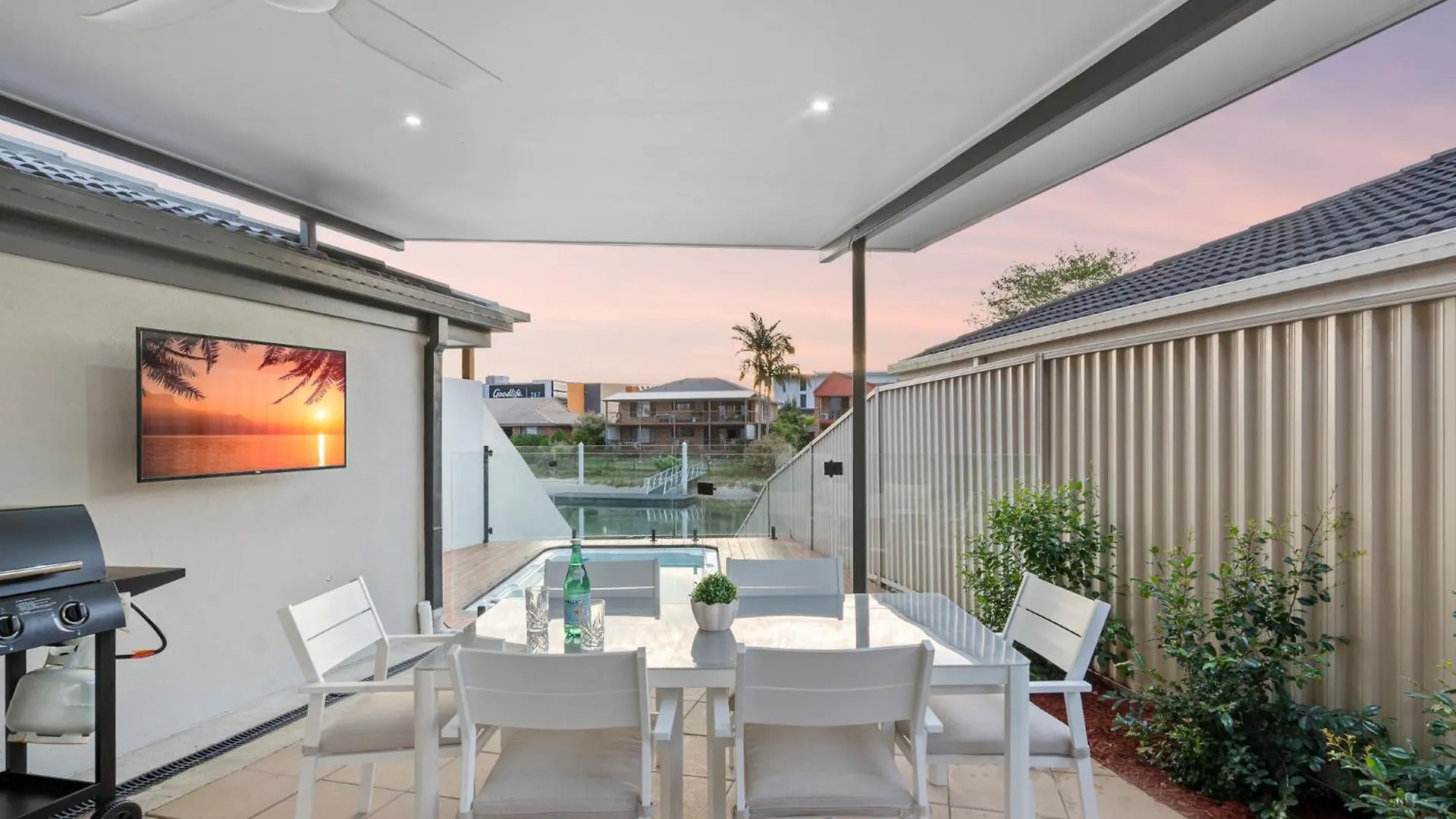 Lux Waterfront Villa With Magnesium Spa - The Goldie