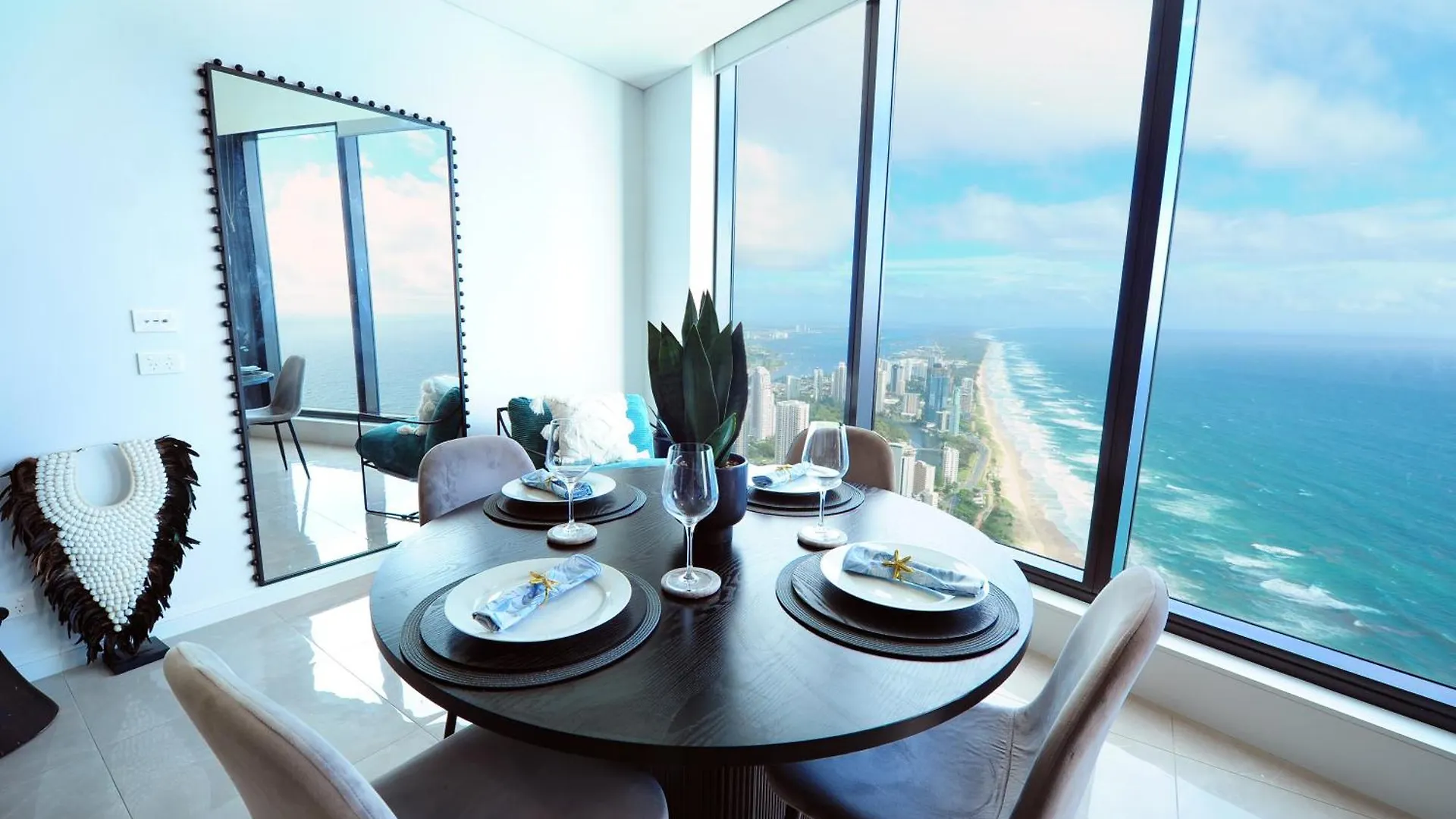 Surfers Beachside Luxury - Stunning Panoramic View Apartment