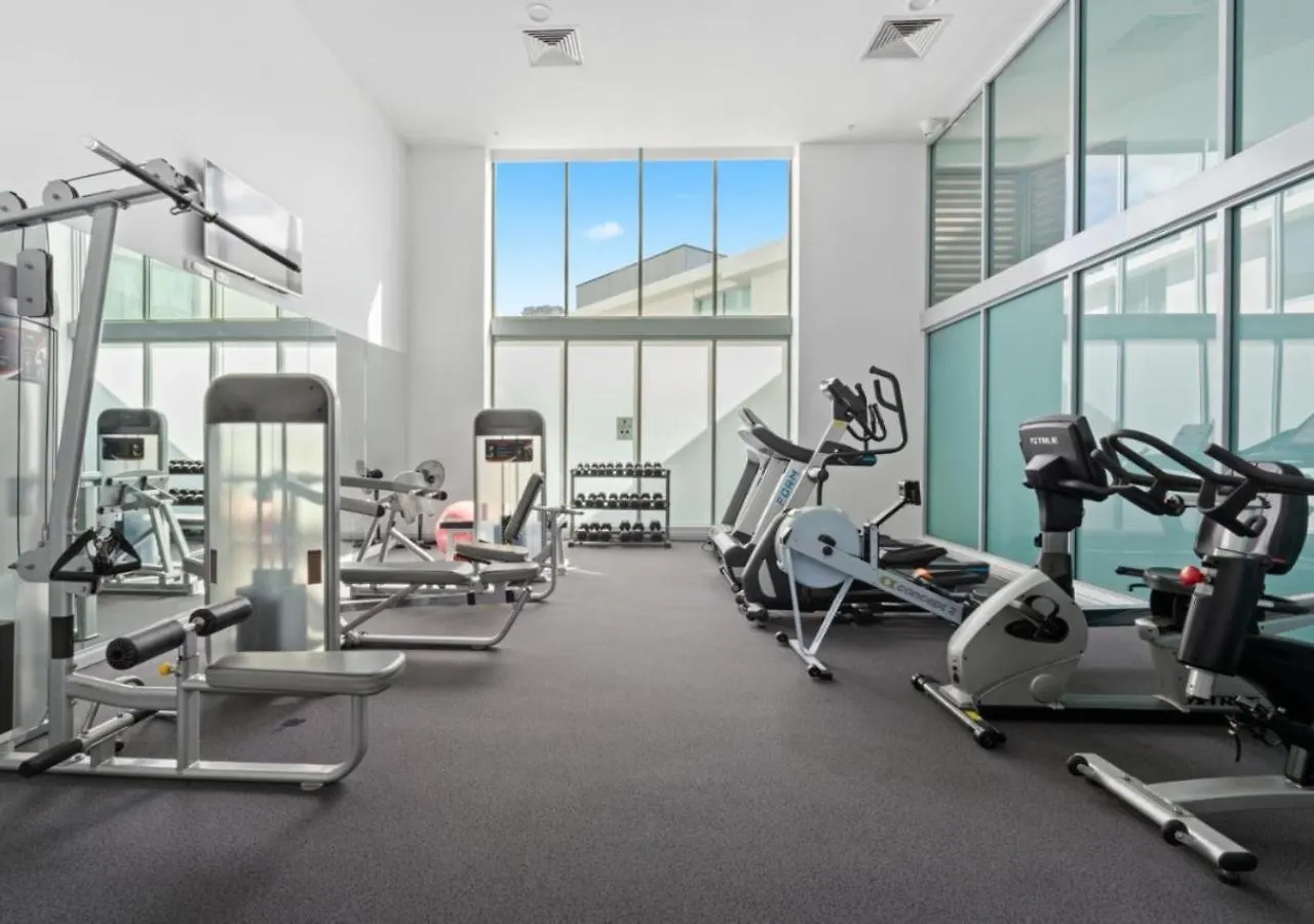Elegant Splendor 3 Bedroom With Tram Access דירה גולד קוסט