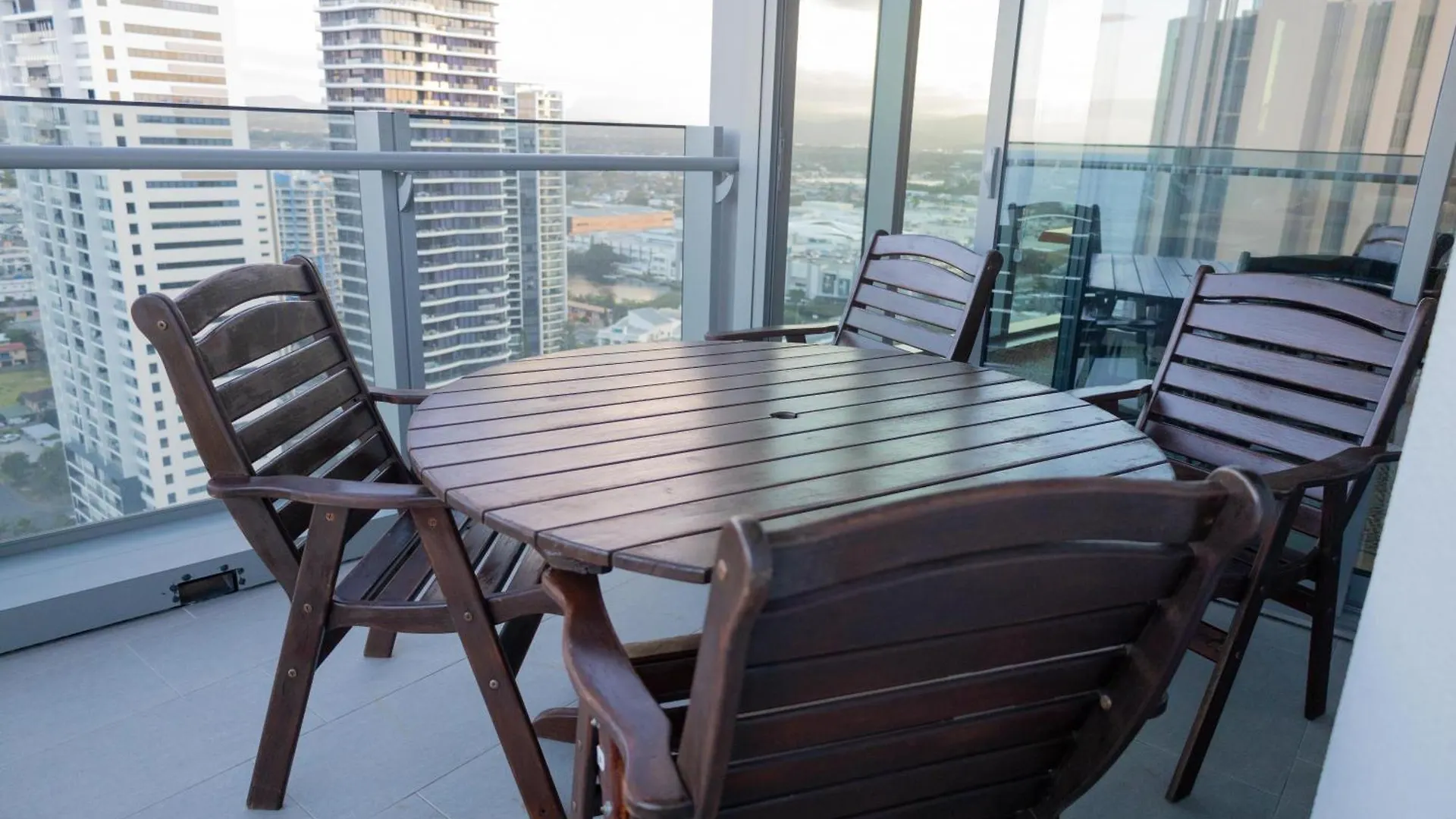 Beautiful Ocean View Signature Broadbeach Apartment