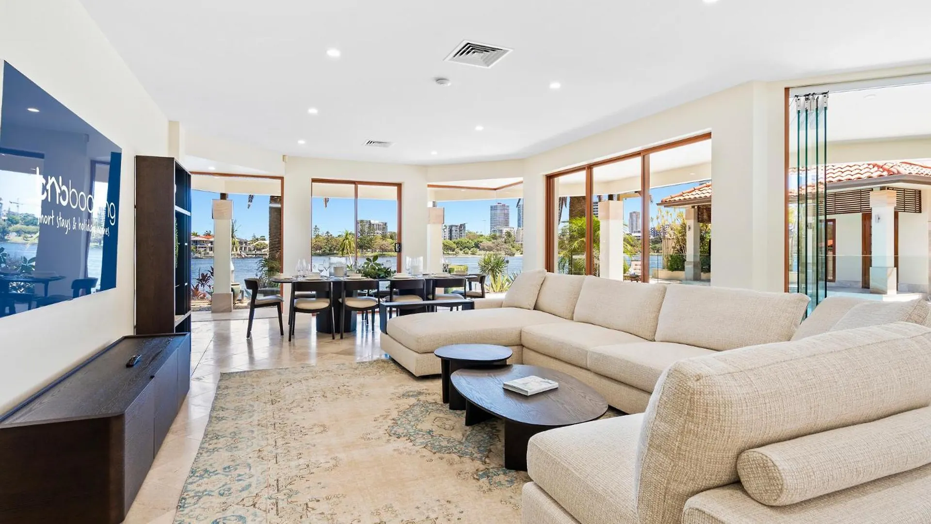 Main River Grandeur Mansion, 5bed, Pool & Sauna * Gold Coast