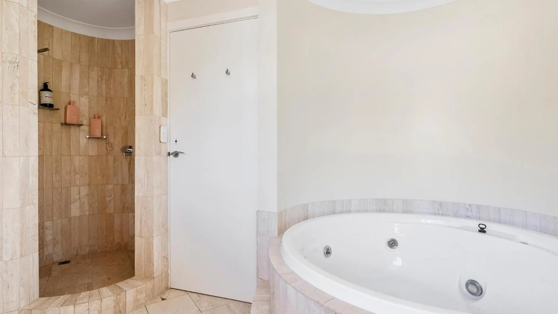 Main River Grandeur Mansion, 5bed, Pool & Sauna Apartment