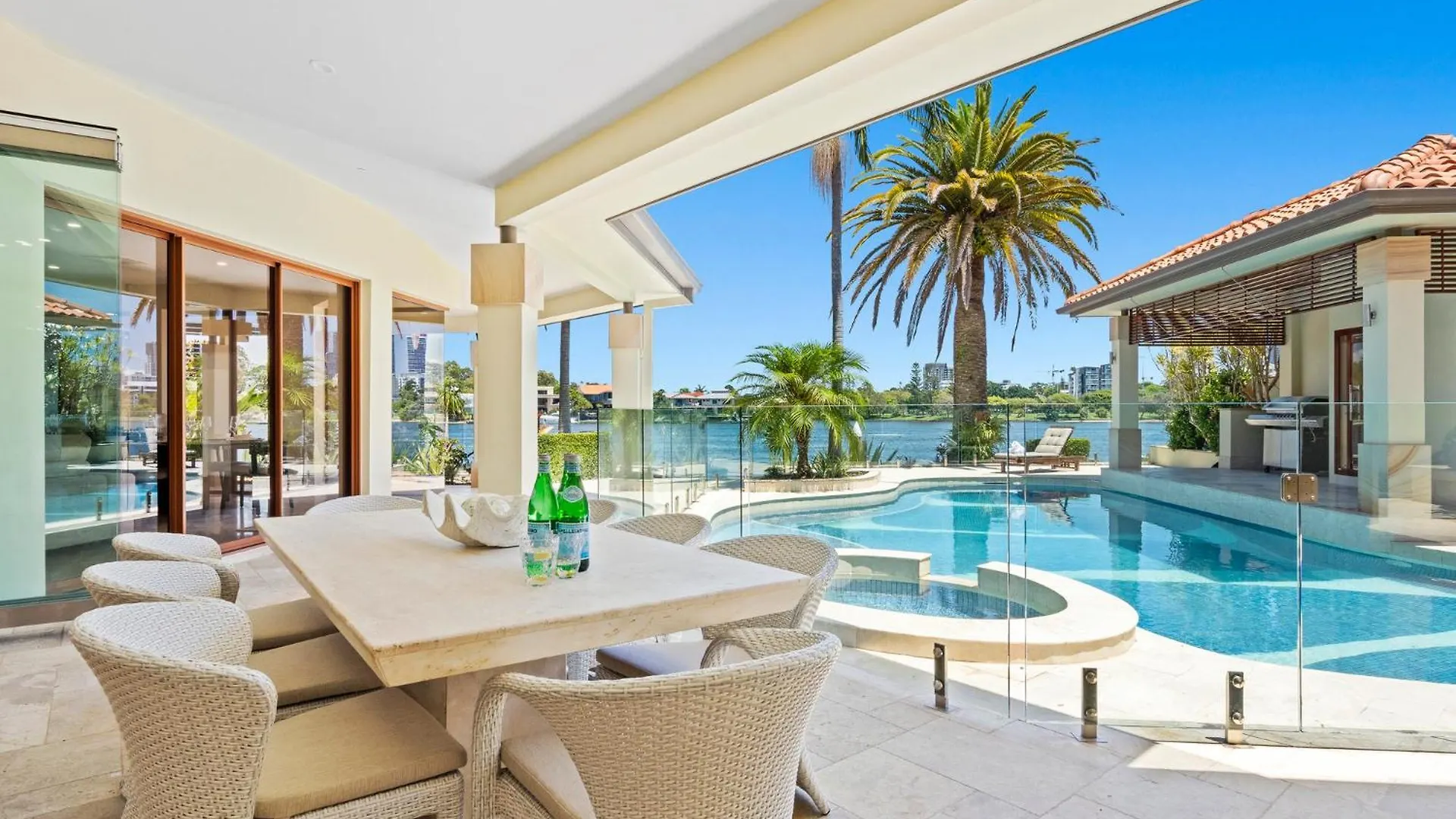 Main River Grandeur Mansion, 5bed, Pool & Sauna Apartment *