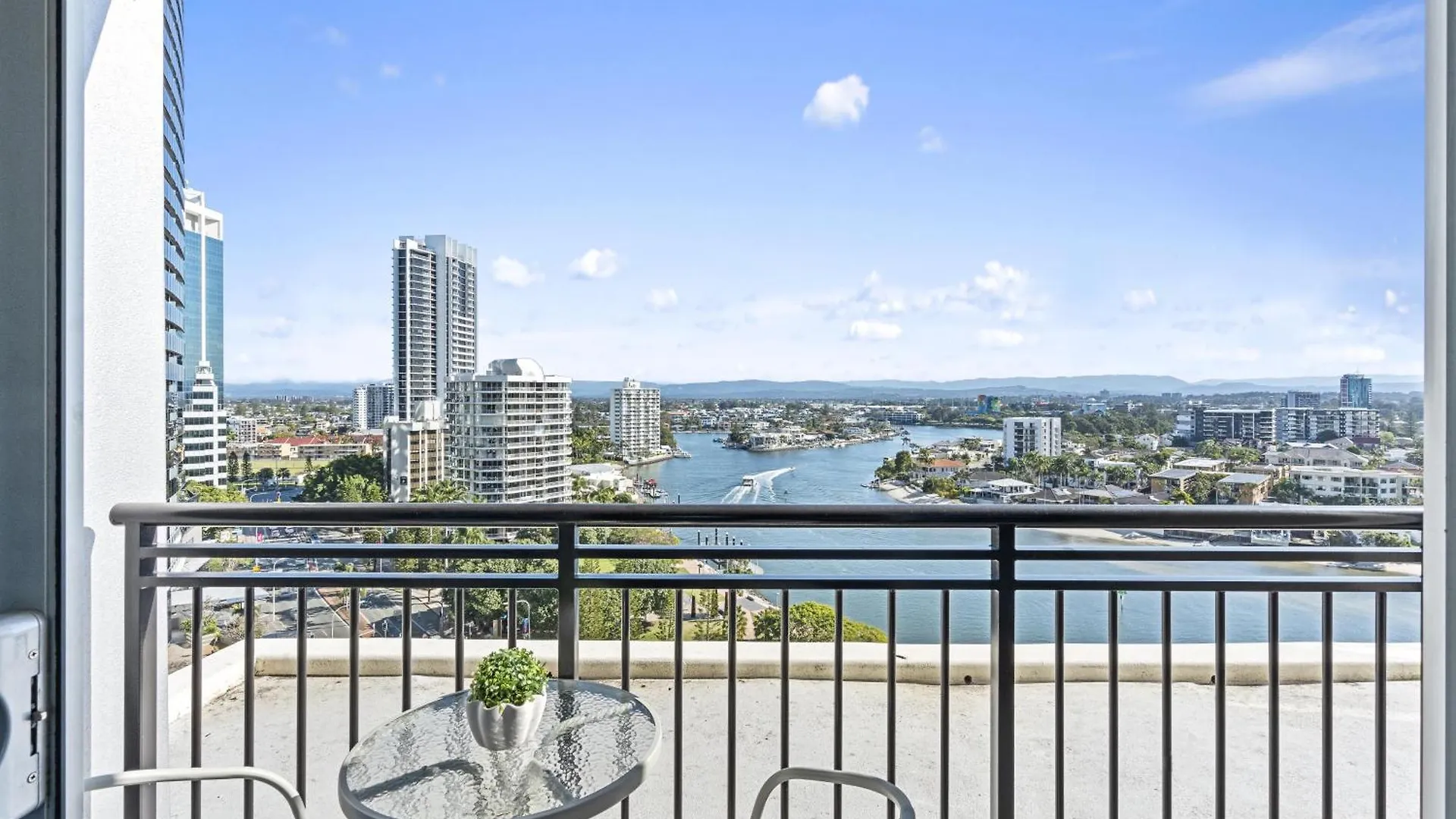 Chevron Renaissance - Qstay * Gold Coast