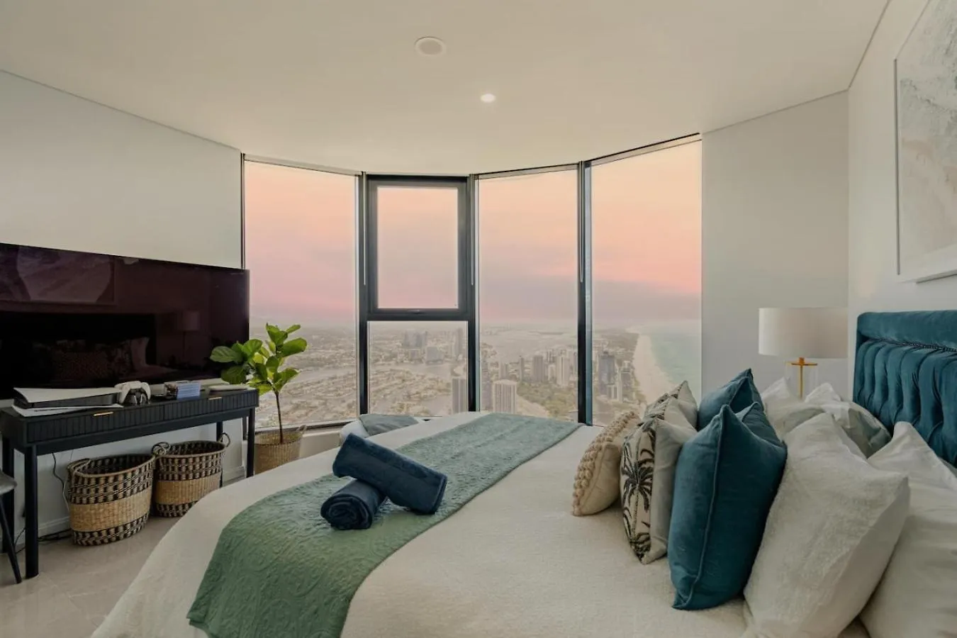 Surfers Beachside Luxury - Stunning Panoramic View *