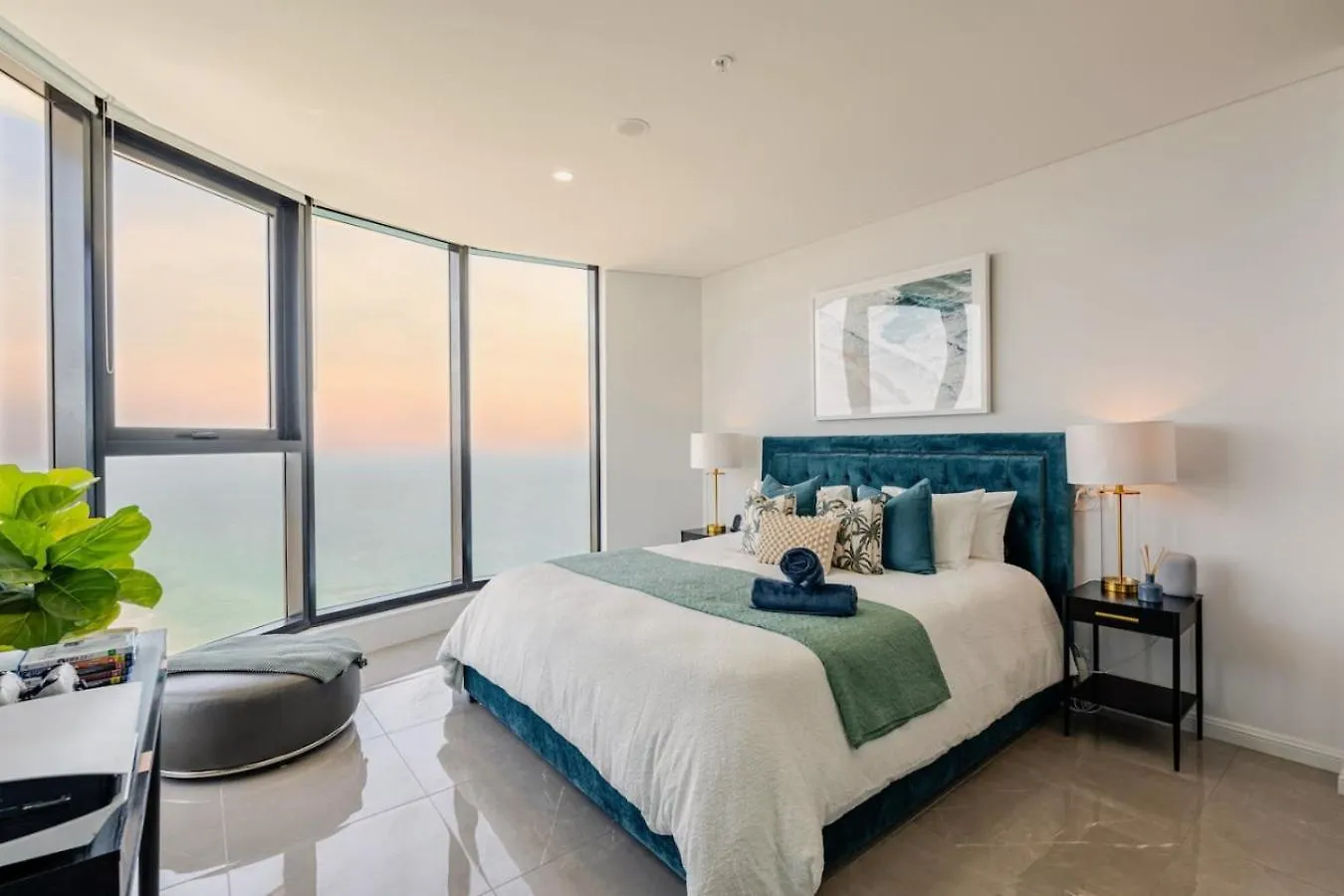 Apartment Surfers Beachside Luxury - Stunning Panoramic View *