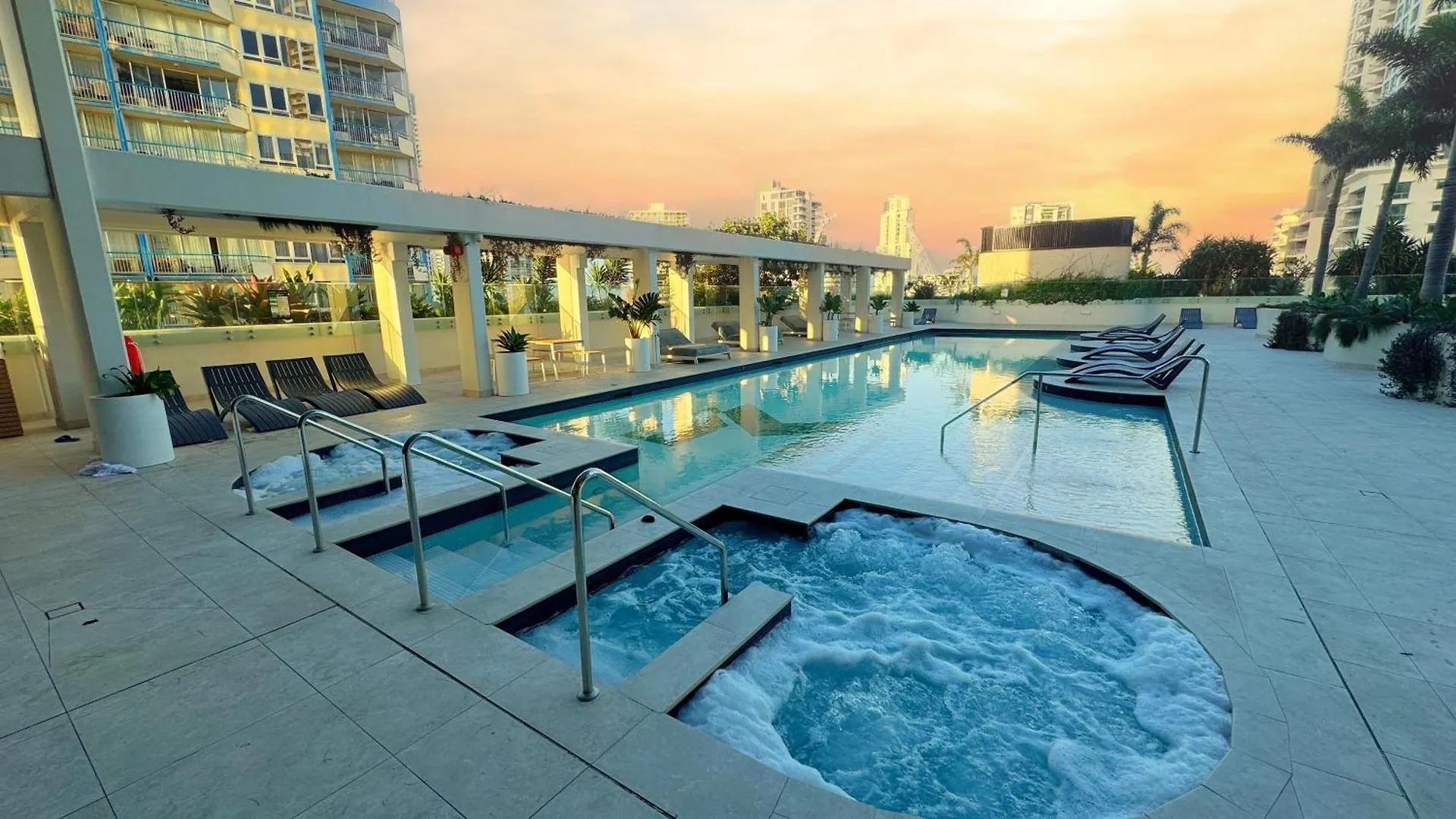 Surfers Beachside Luxury - Stunning Panoramic View