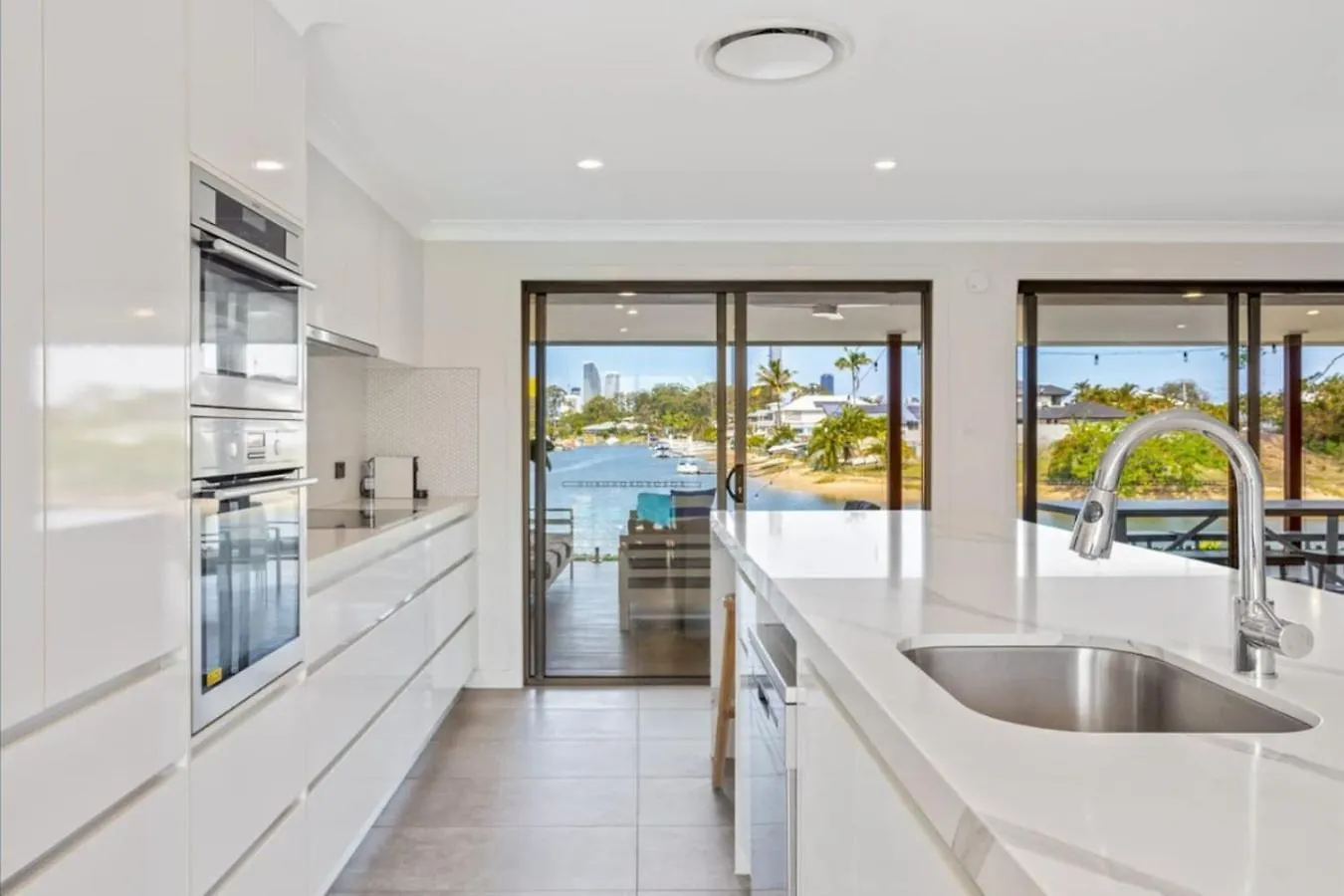 Water View Family Getaway - Wifi, Pool, Bbq *