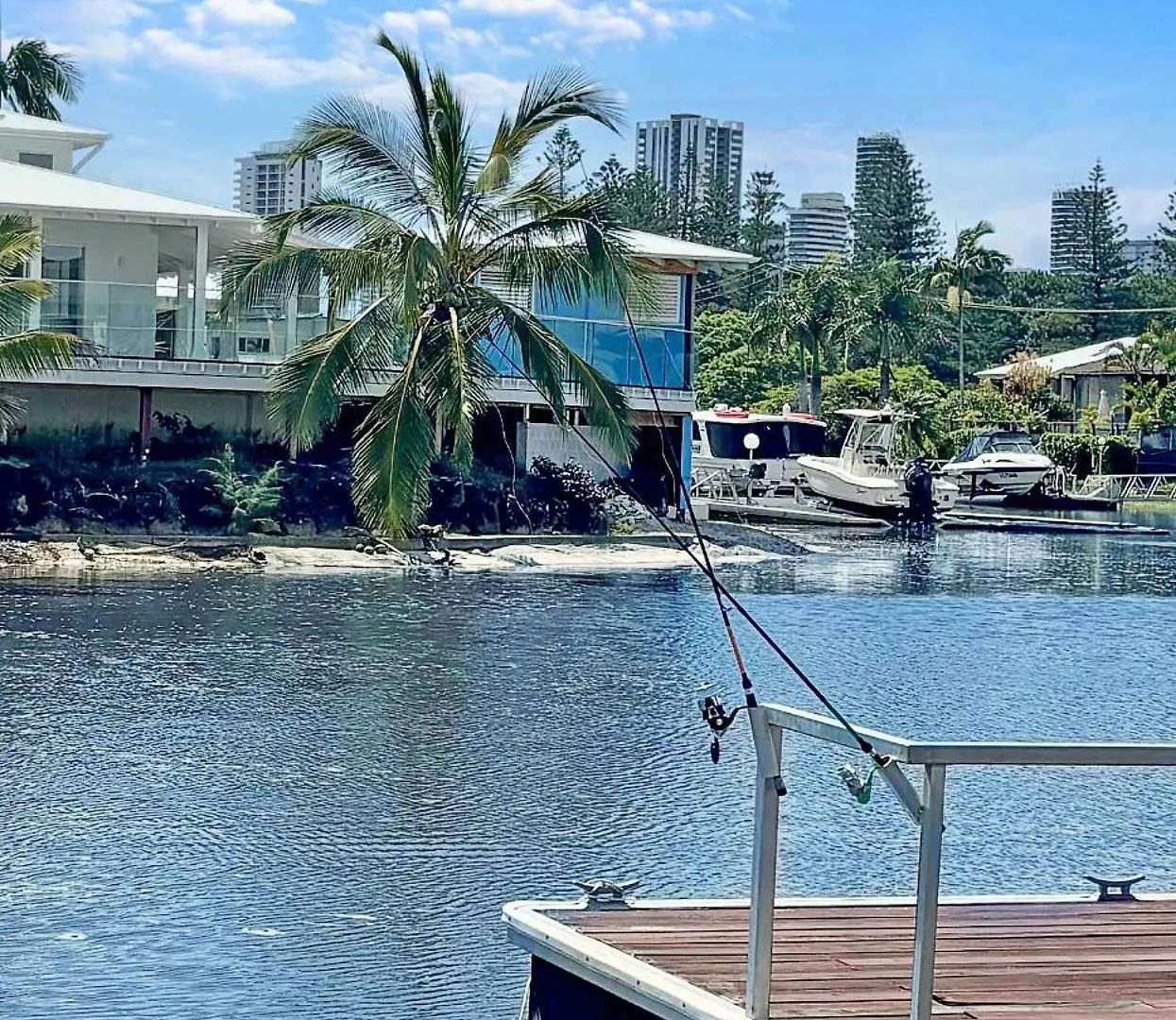 Sandy Shores - Large Family Retreat * Gold Coast