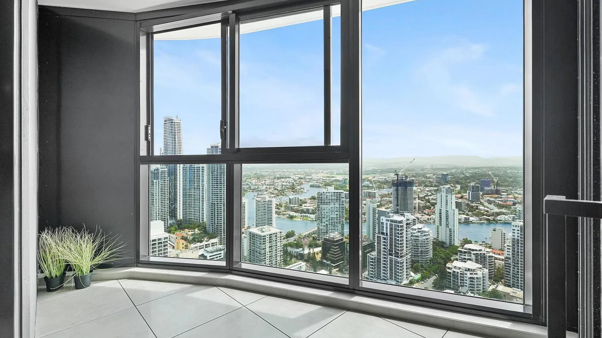 Sky-high Beachside * Gold Coast