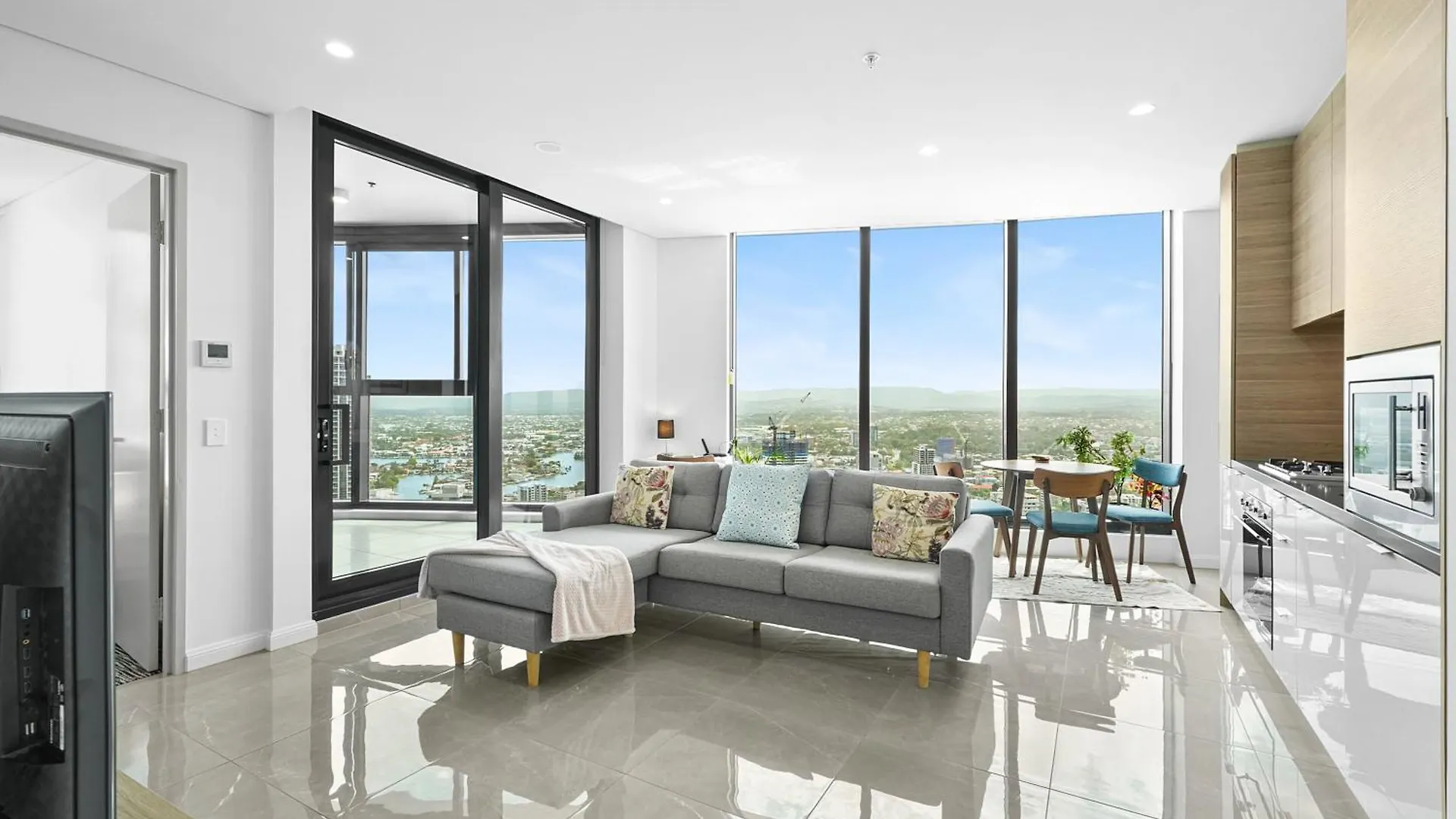 Sky-high Beachside Apartment *