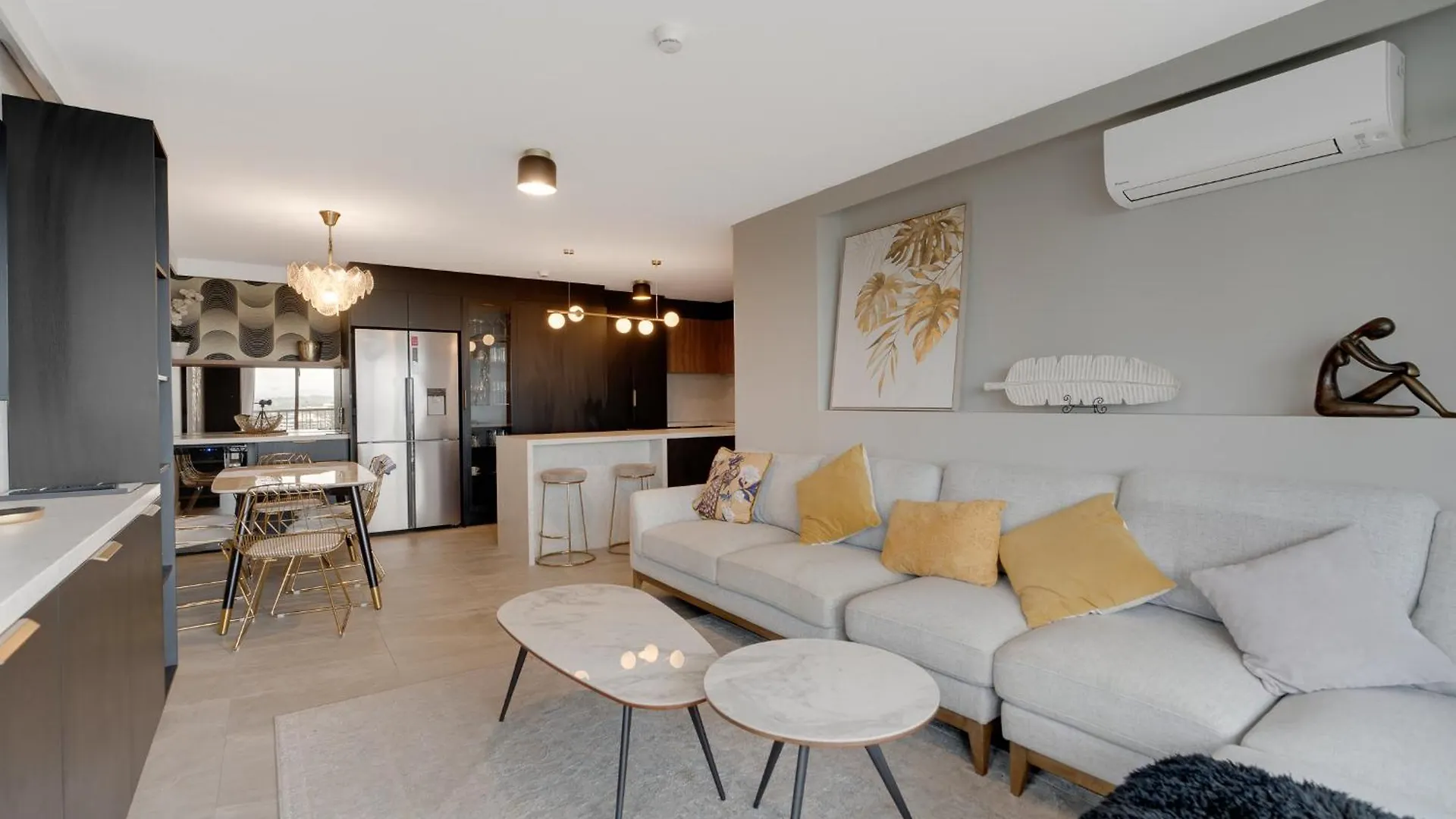 Apartment Luxury 3-br Escape With Stunning Views *