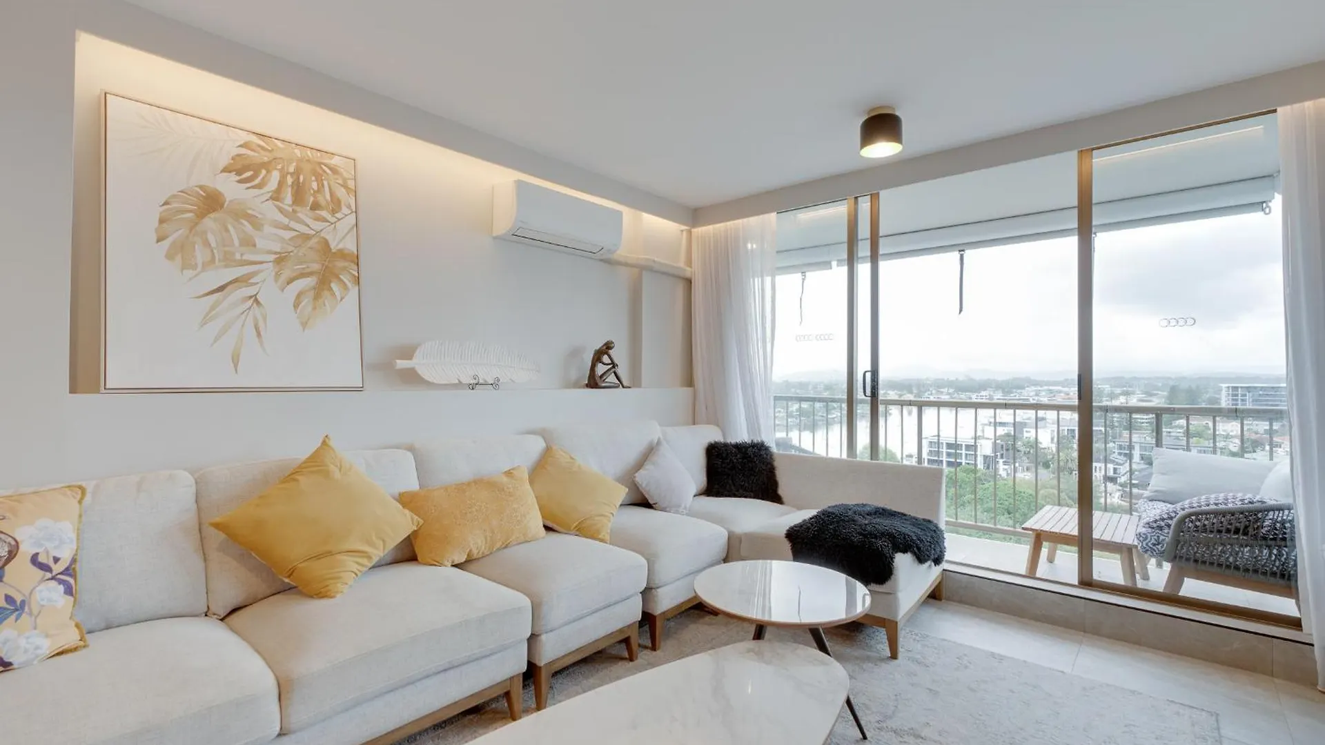 Luxury 3-br Escape With Stunning Views * Gold Coast