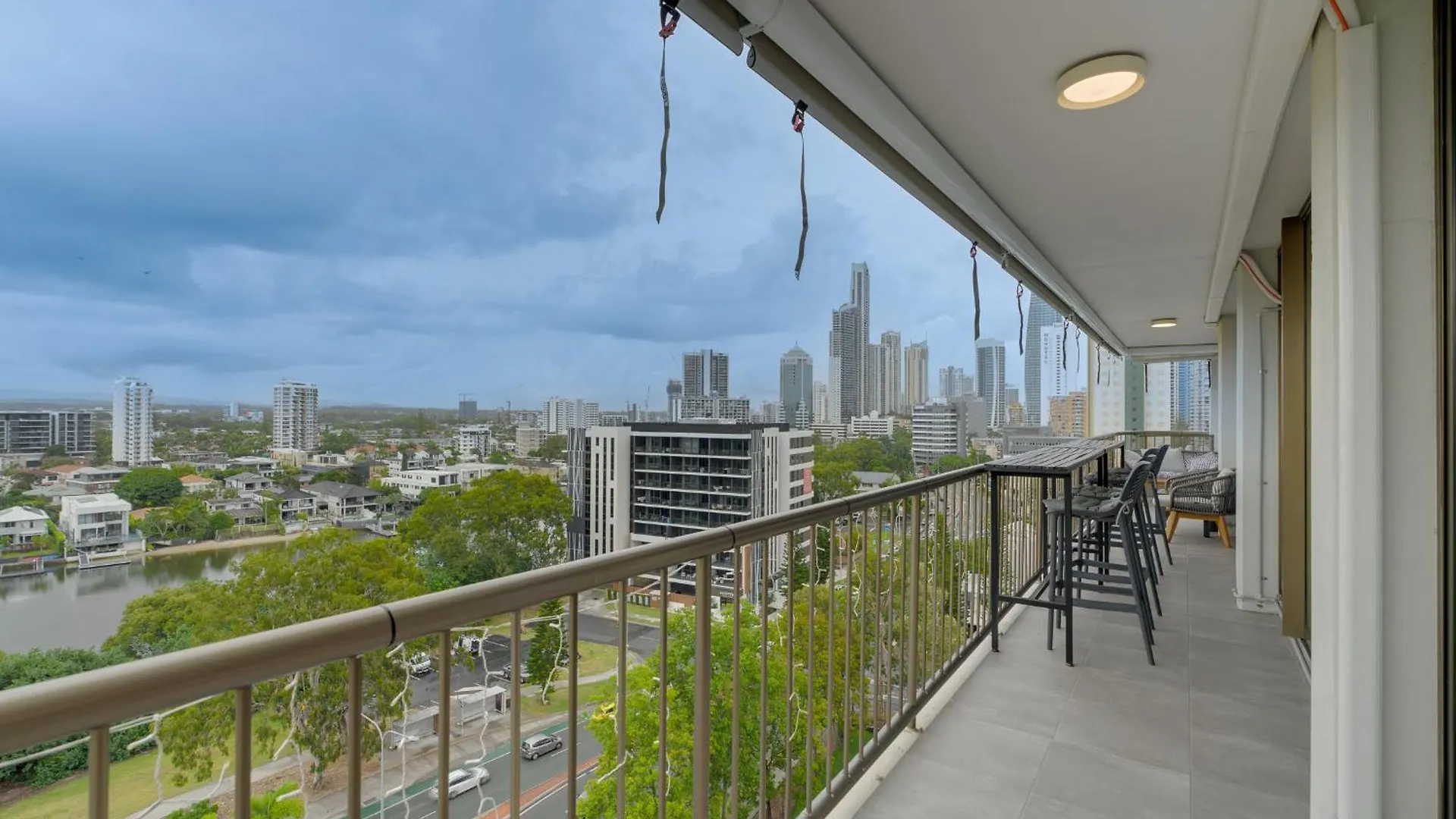 Apartment Luxury 3-br Escape With Stunning Views *