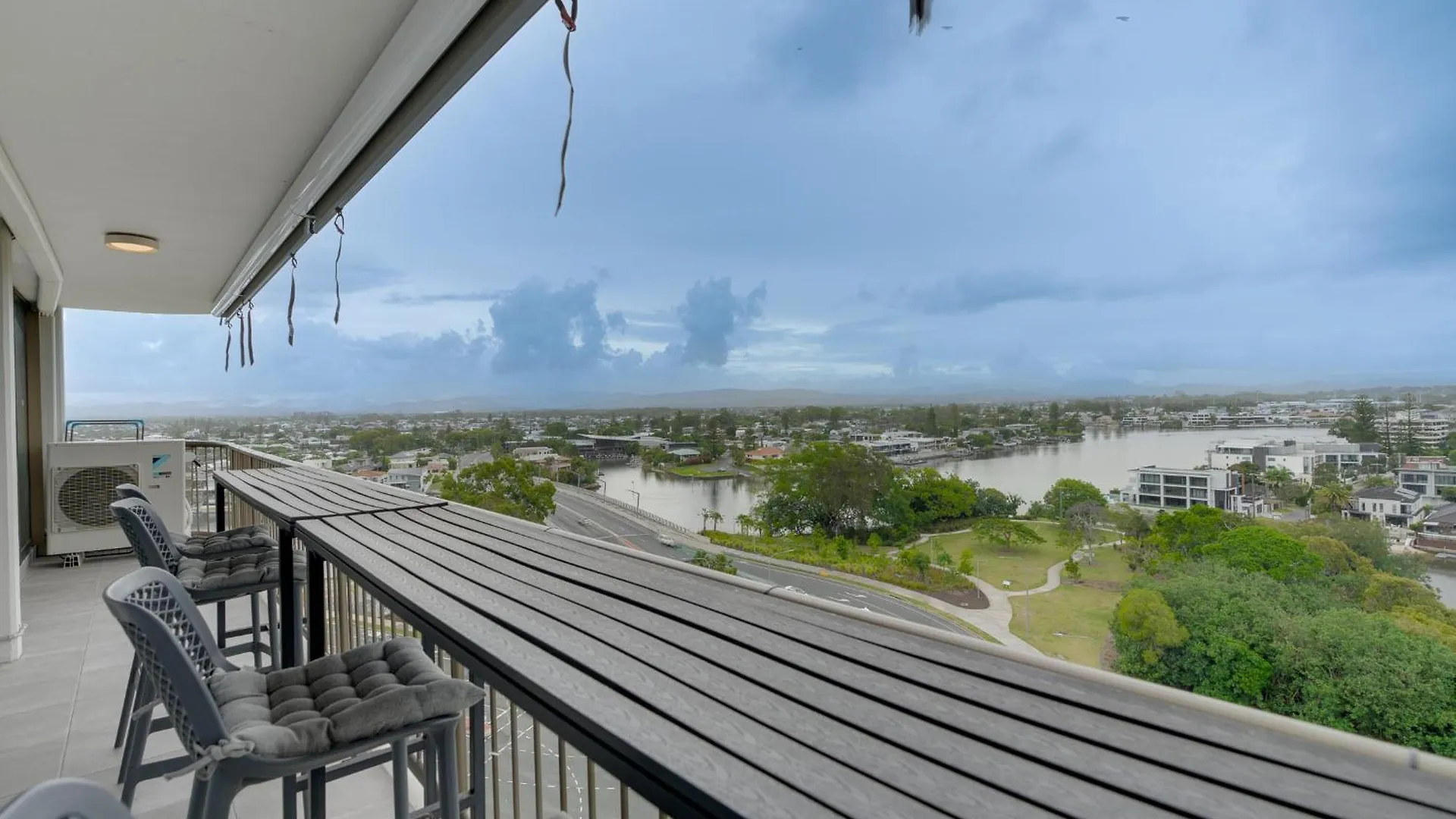 Luxury 3-br Escape With Stunning Views *