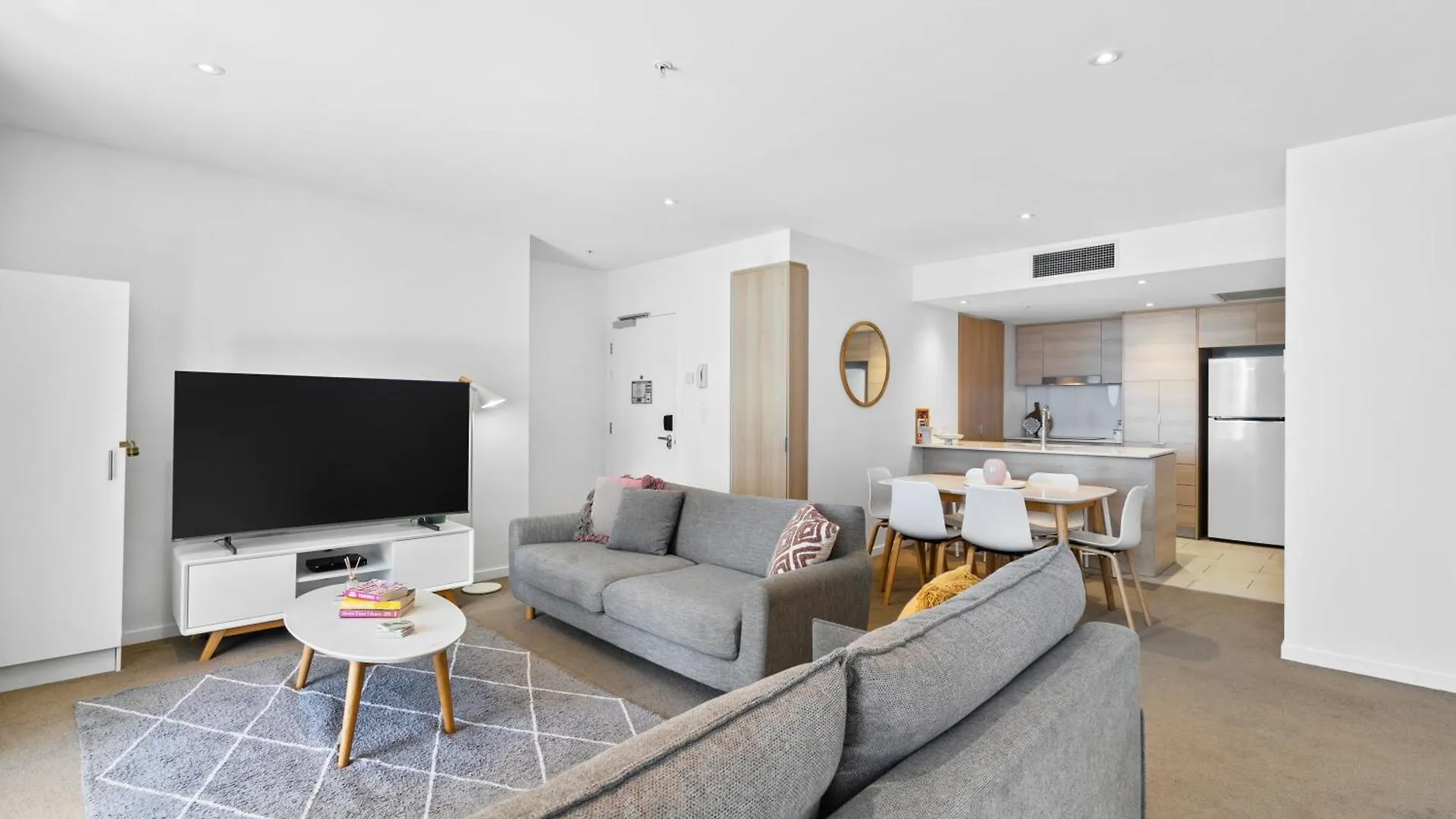 'Beachside Glow' Gleaming Getaway On The Gold Coast * Gold Coast