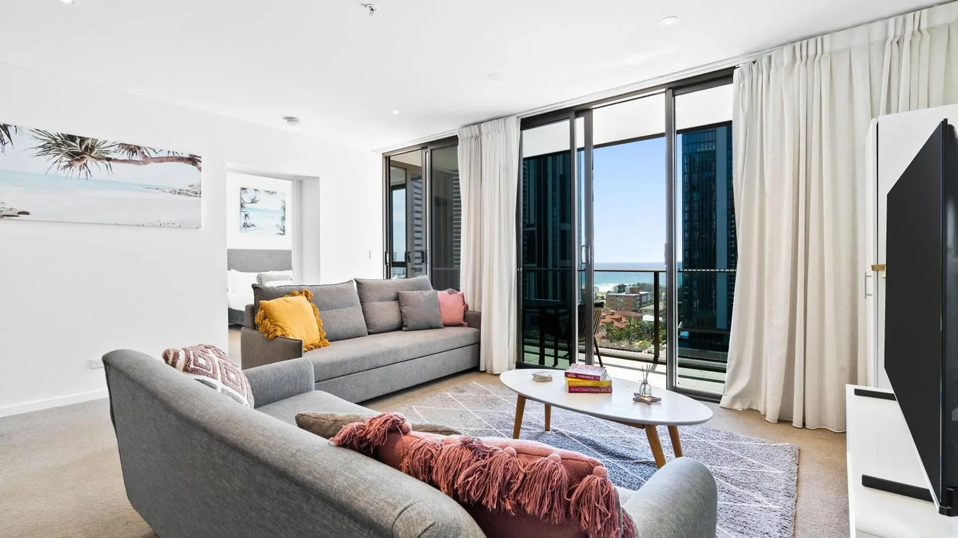 'Beachside Glow' Gleaming Getaway On The Gold Coast Apartment *